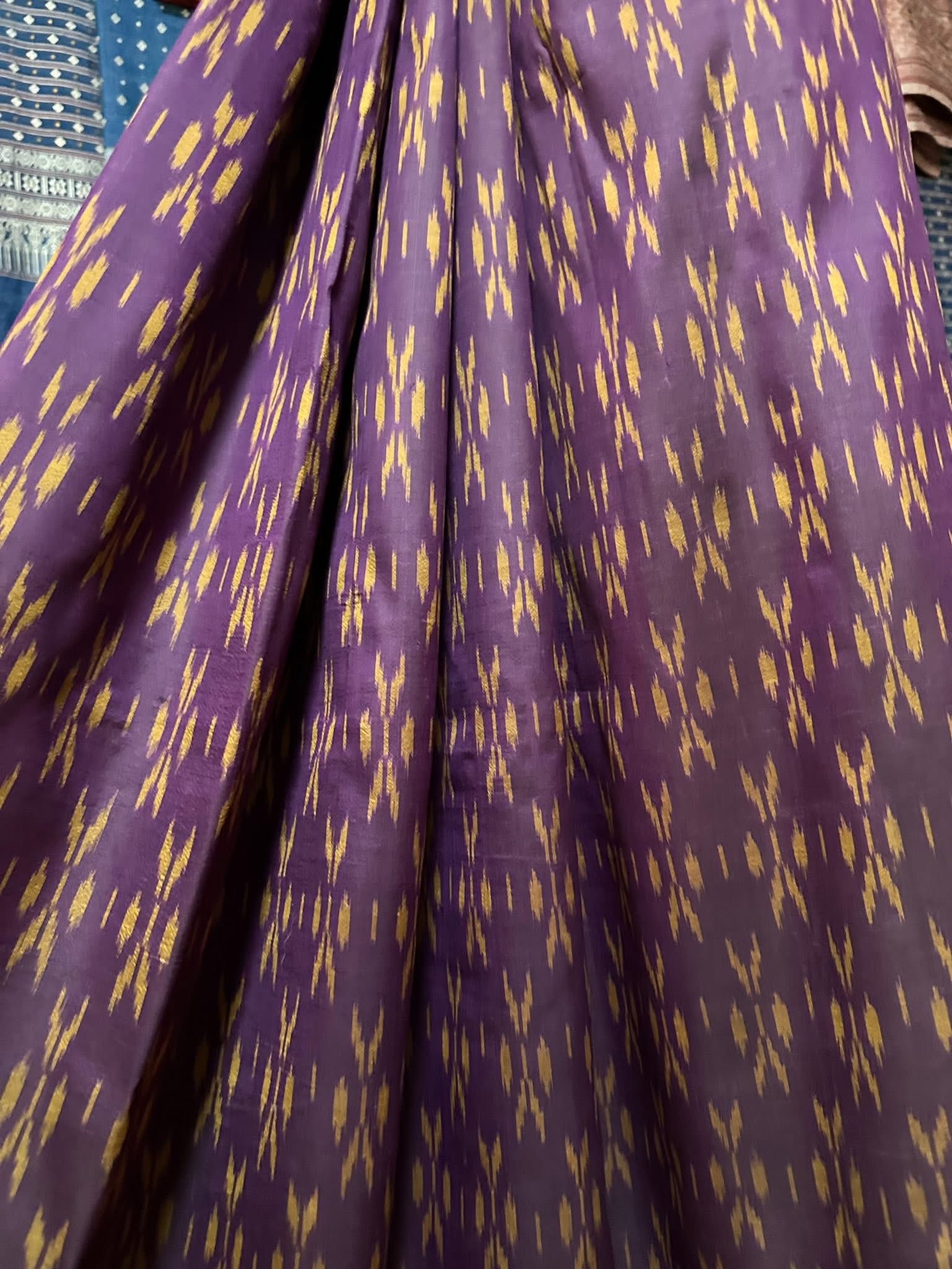 ซิ่น ไหมมัดหมี่ ผ้าปาโตล่า ขนาด 113x220ซม. ท้องผ้าสีม่วงเชิงเหลือง รหัส N9-SIL-051768A24