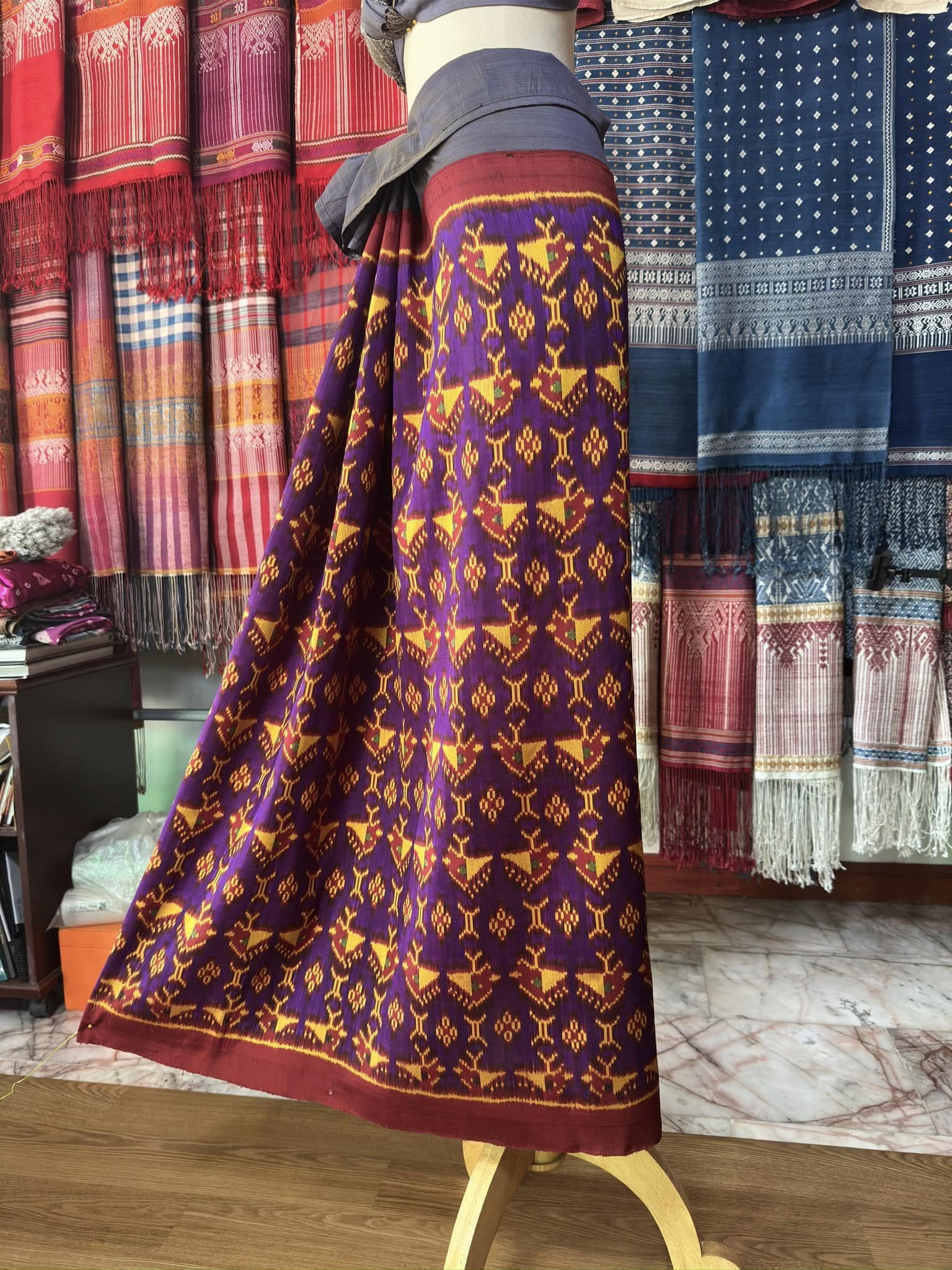 ซิ่น พระตะบอง ผ้าจามทอสามตะกอ ขนาด 115x170ซม สีแดง รหัส N9-SIL-AJ19