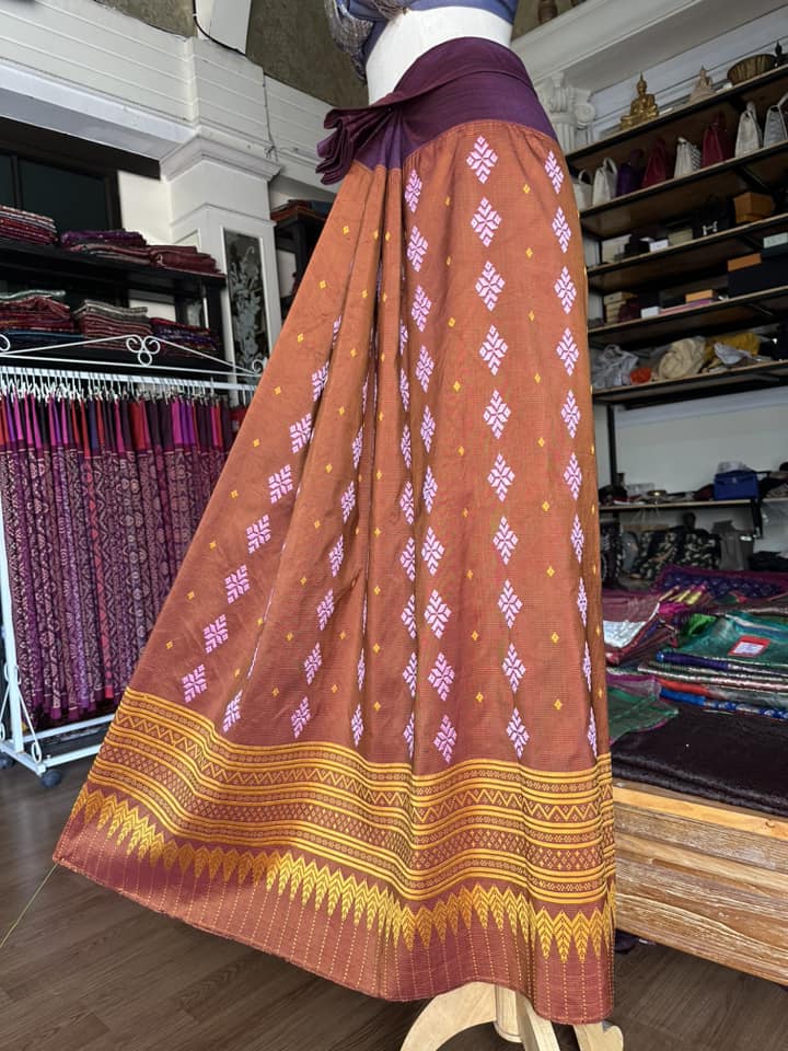 ซิ่น ผ้าซิ่นอัญญานาง ไหมบ้านทอมือ สีธรรมชาติ ขนาด 118x200ซม ลายบัวสวรรค์ พื้นสีส้ม รหัส N9-SIL0531663