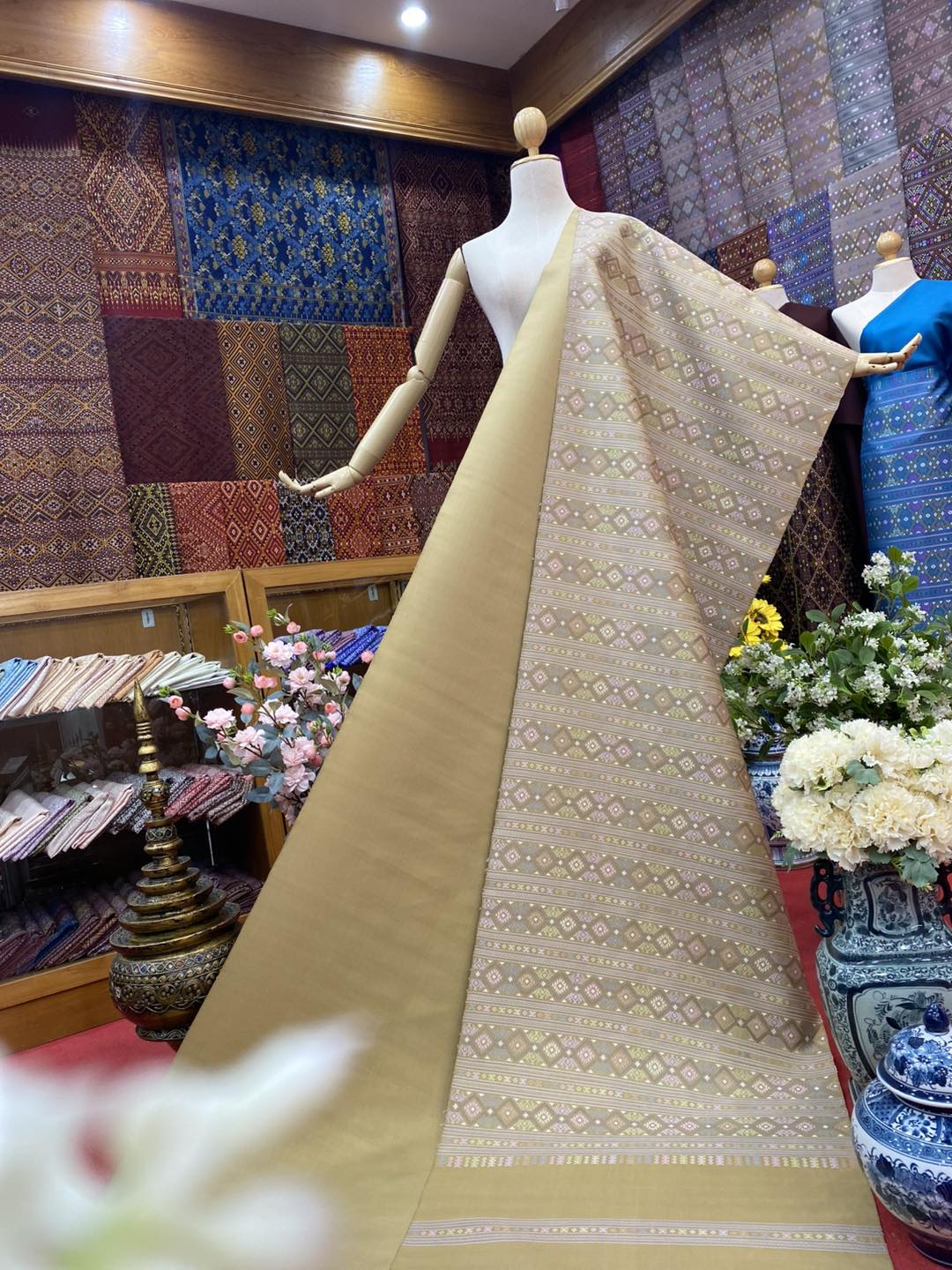 (ผ้าชุด)ไหมแพรวา ตัดชุดลายเกาะจกขิด ขนาด 63x500ซม (ลาย 2.3เมตร+สีพื้น 2.7เมตร) พื้นสีเหลืองอ่อน รหัส P10-BM-09226811