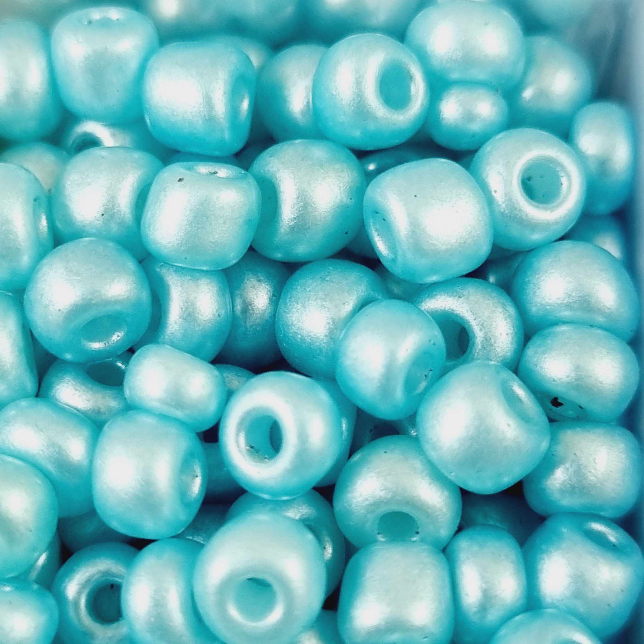ลูกปัด Glass Beads 2-4มิลลิเมตร เม็ดทราย ลูกปัดแก้วมุก ใส ด้าน DIY สร้อยคอ สร้อยข้อมือ เครื่องประดับ ประมาณ กล่องละ +- 2000ชิ้น โทนสีฟ้า 6เฉด
