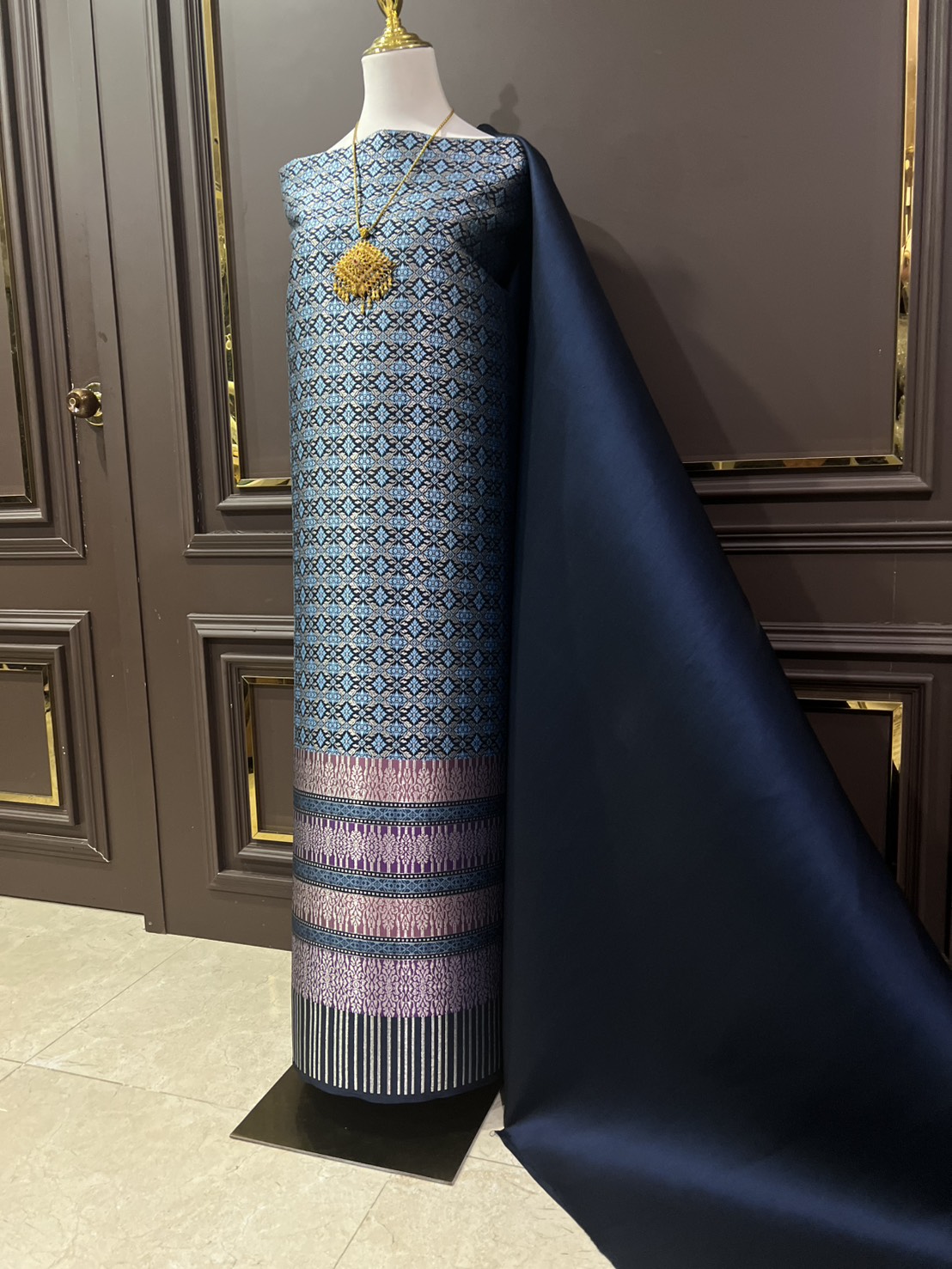 (ผ้าชุด)ผ้าไหมยกดอกลำพูน แยกกาบดิ้นเงิน ขนาด 1.03x4.46เมตร ลายบุษราคัมร้อยดวง พื้นสีน้ำเงิน รหัส N90-29-1112681