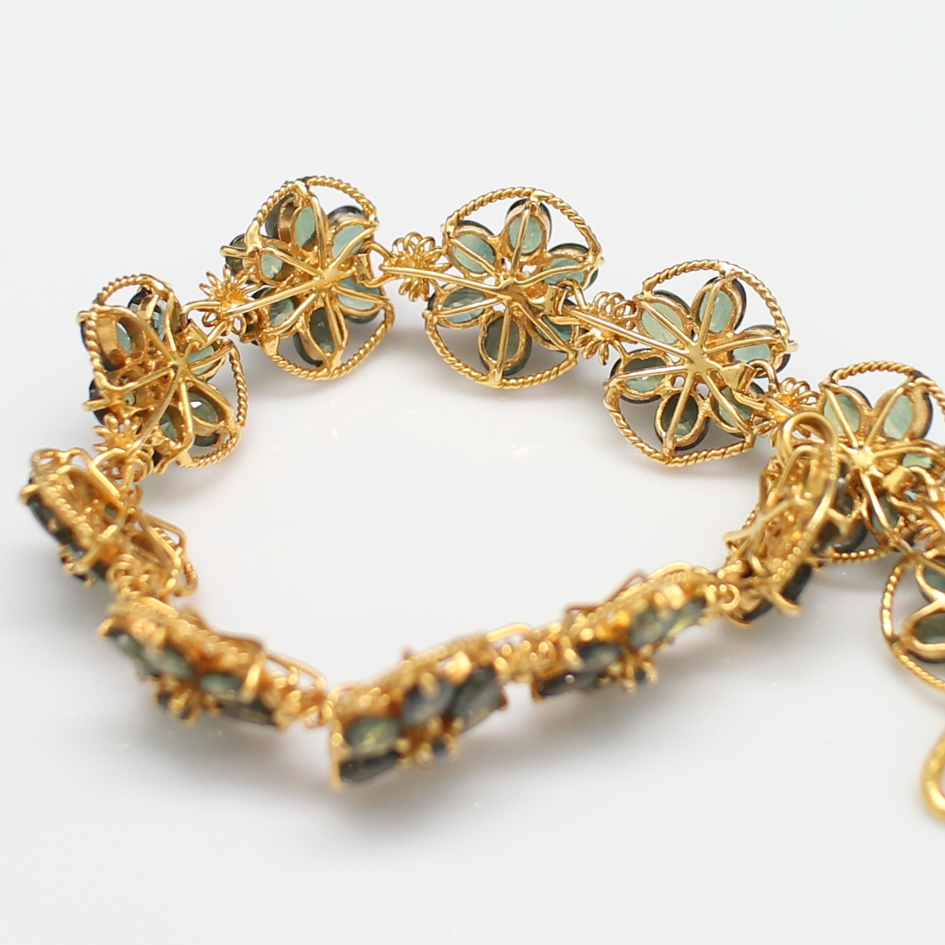 BL25044 สร้อยข้อมือเขียวส่องดอกไม้รอบเส้น มีใบเซอร์ ทองแท้ 90% นน.รวม 22.1 กรัม ยาว 16.5 ซม. พลอยสวย งานดีมาก