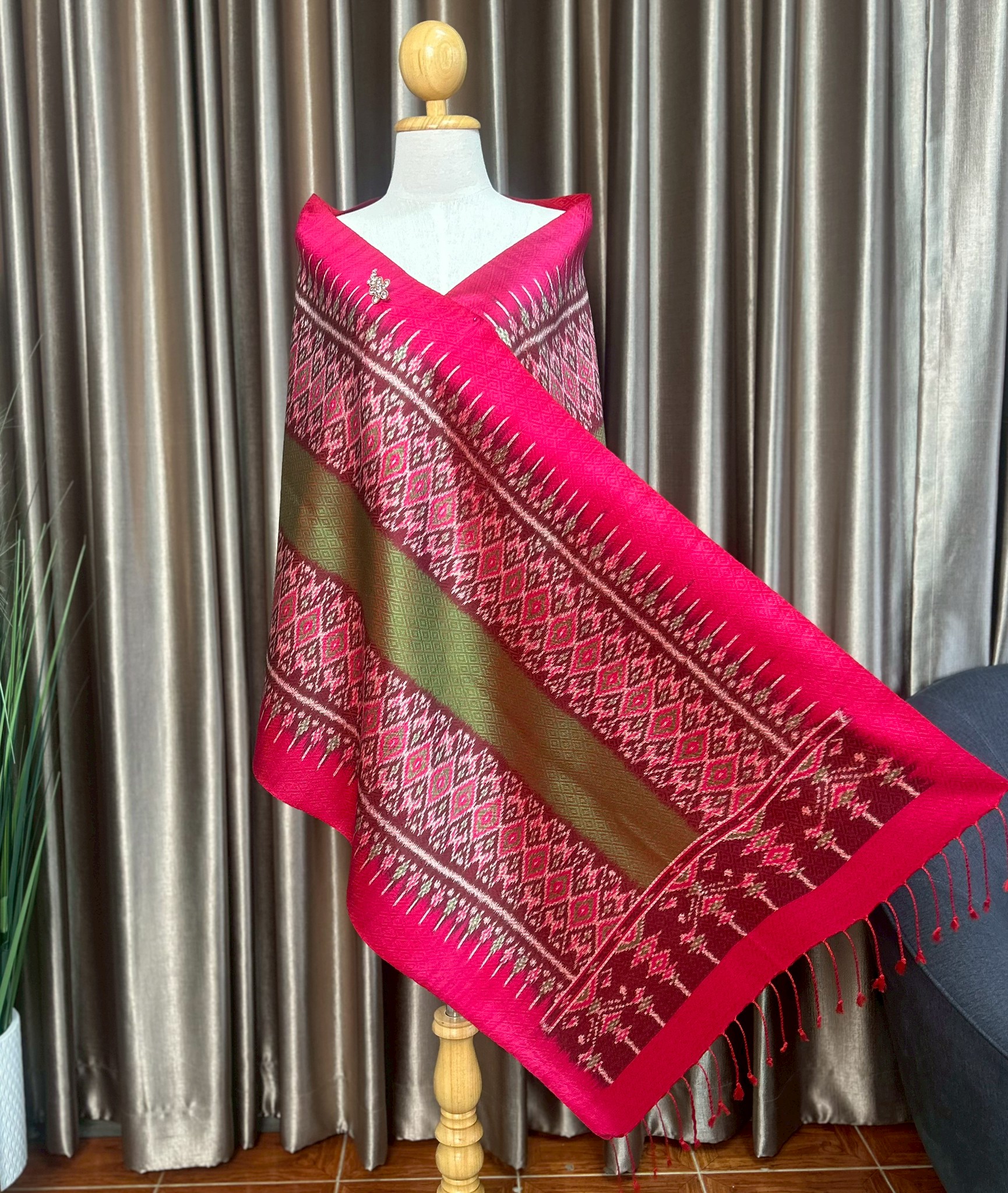 ผ้าคลุมไหล่ ผ้าไหมทอยกดอก ขนาด 60x200ซม.ลายมัดหมี่ มีหน้านางชายครุย สีชมพู รหัส L5A-PK-0910681304
