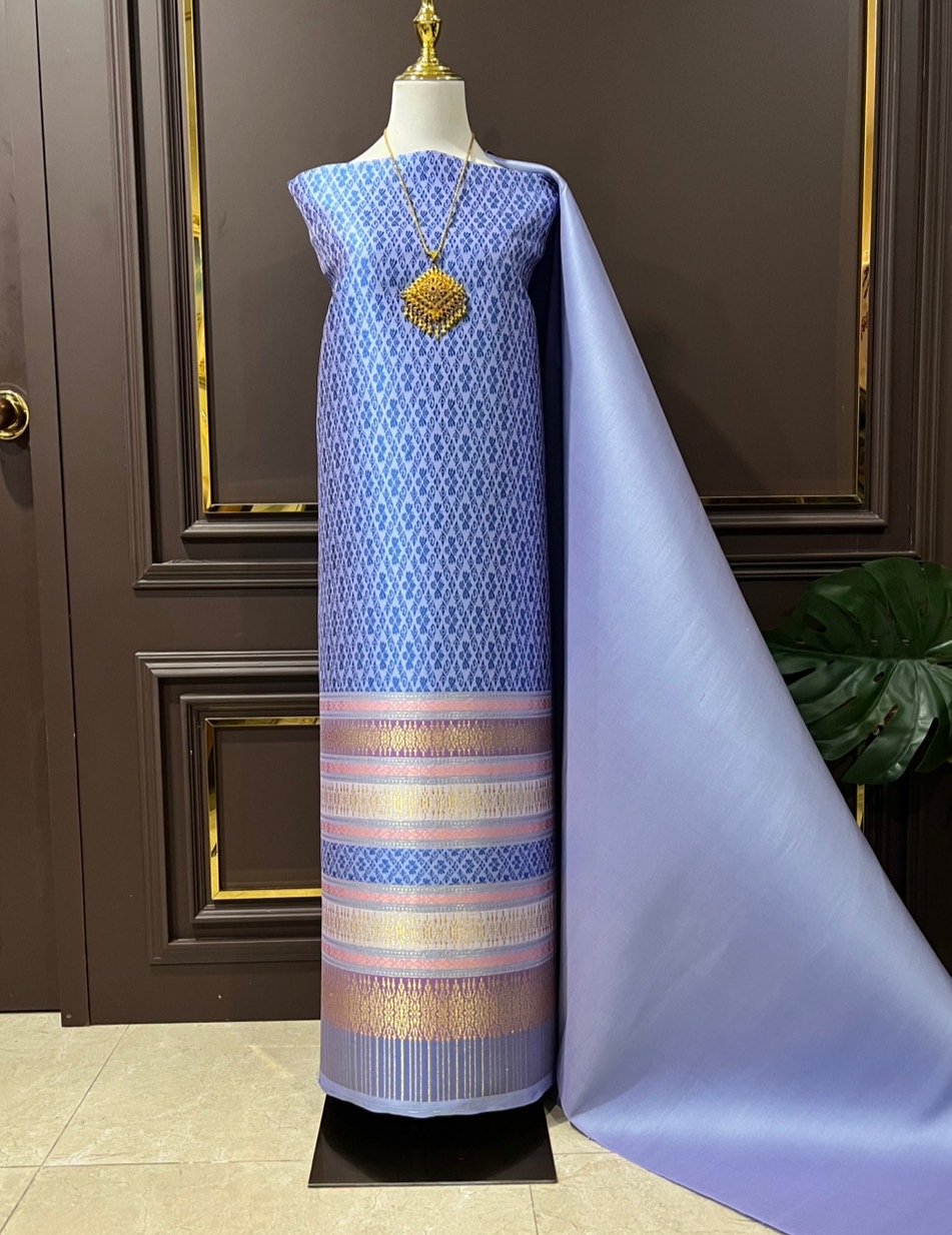 (ผ้าชุด)ผ้าไหมยกดอกลำพูน เกาะเชิงดิ้นทอง ขนาด 1.02x4.38เมตร ลายช่อฟ้า พื้นสีฟ้าอมม่วง รหัส N90-29-TR0470