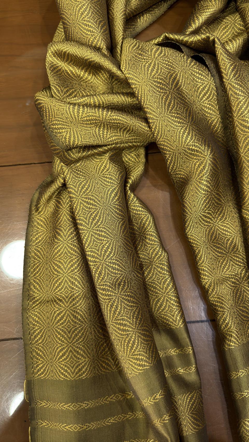 ผ้าคลุมไหล่ผ้าไหม ไหมแท้ ยกดอกลีลาวดี เนื้อละเอียด ขนาด 63x200ซม. สีเหลืองทอง รหัส ZYG-AA-111868173