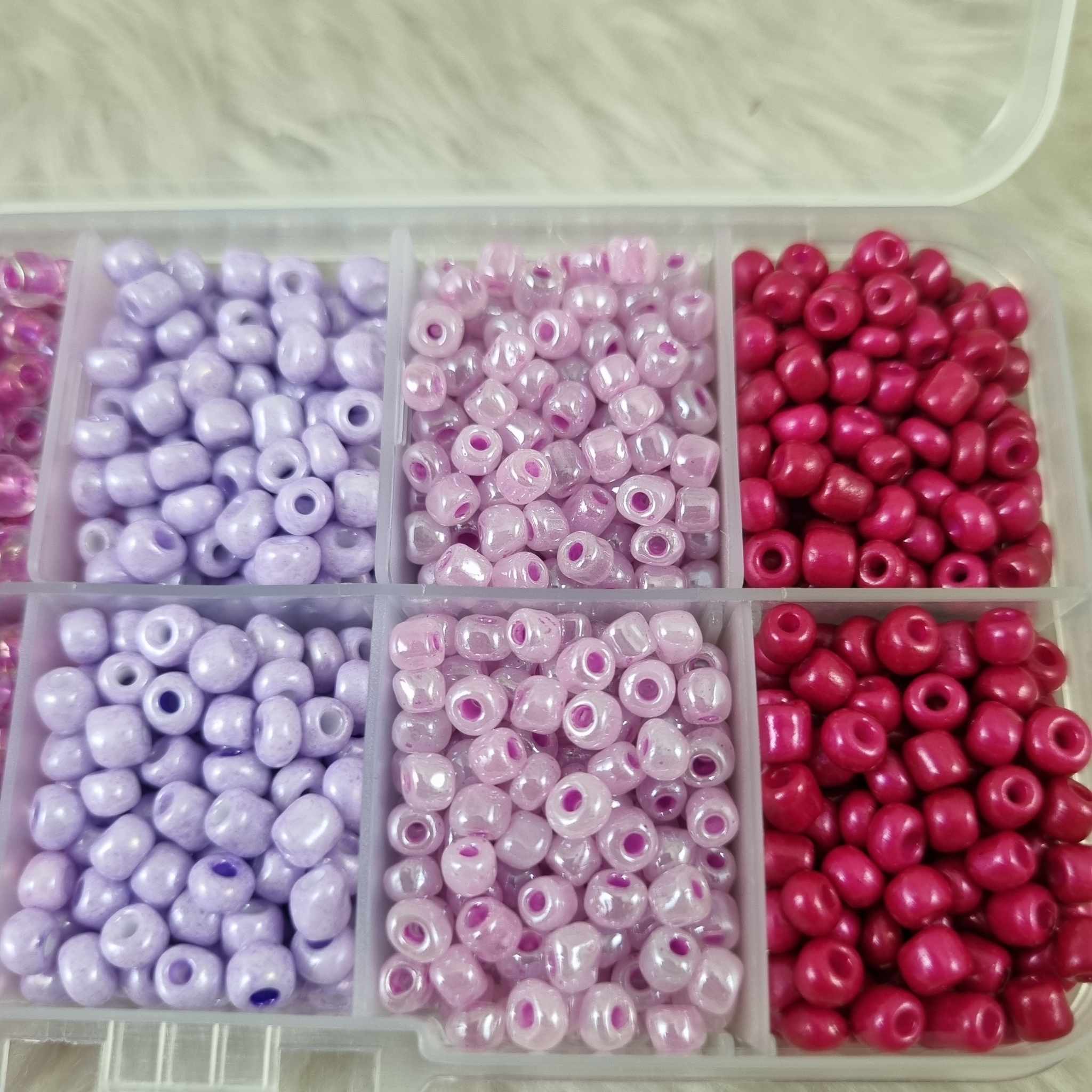 ลูกปัด Glass Beads 2-4มิลลิเมตร เม็ดทราย ลูกปัดแก้วมุก ใส ด้าน DIY สร้อยคอ สร้อยข้อมือ เครื่องประดับ ประมาณ กล่องละ +- 2000ชิ้น โทนสีม่วง 6เฉด