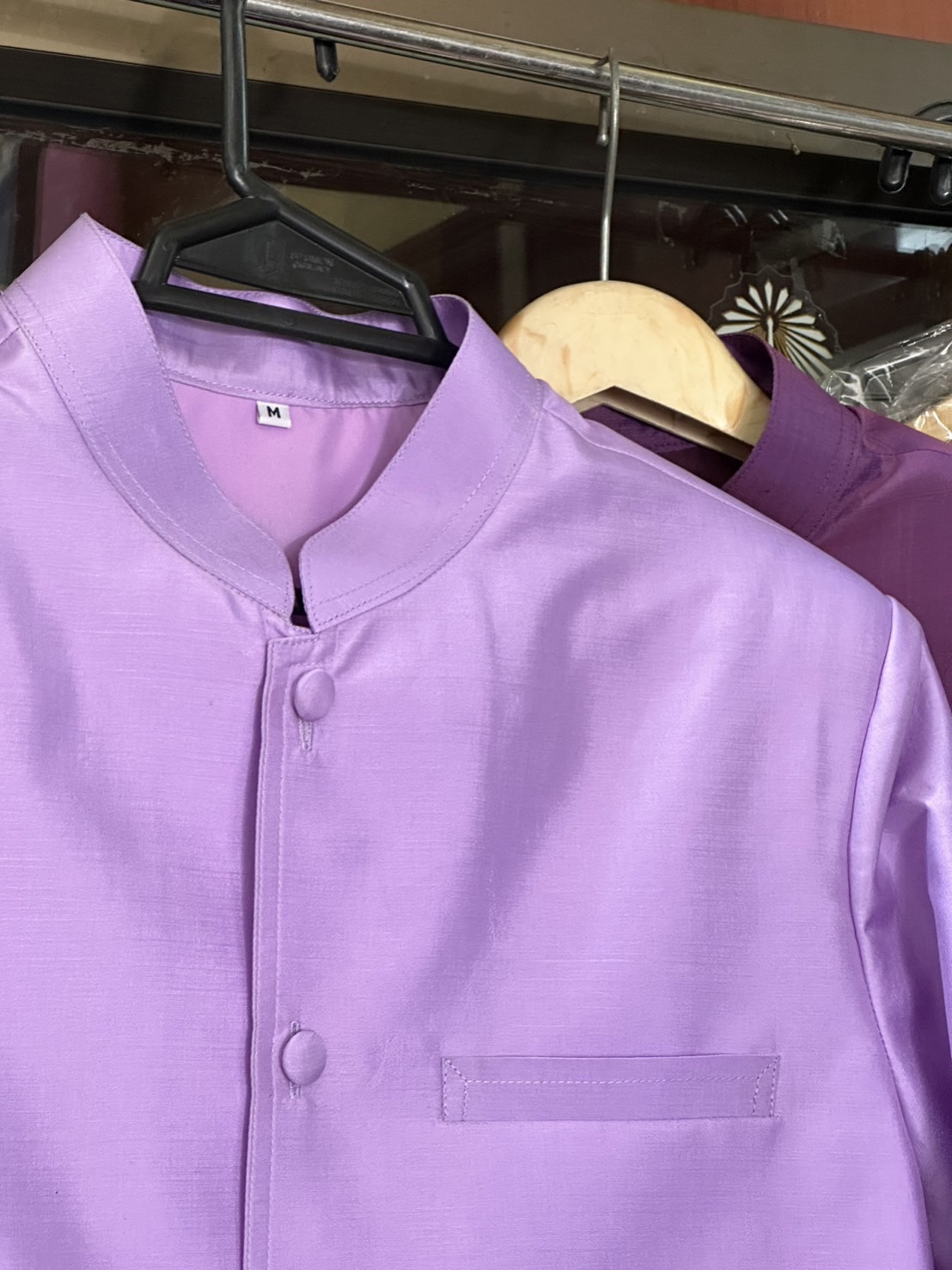 เสื้อสูทไหมคอพระราชทาน แขนยาว เนื้อเรียบ สีม่วงอ่อน รอบอก42นิ้ว รหัส DM-ST0326662