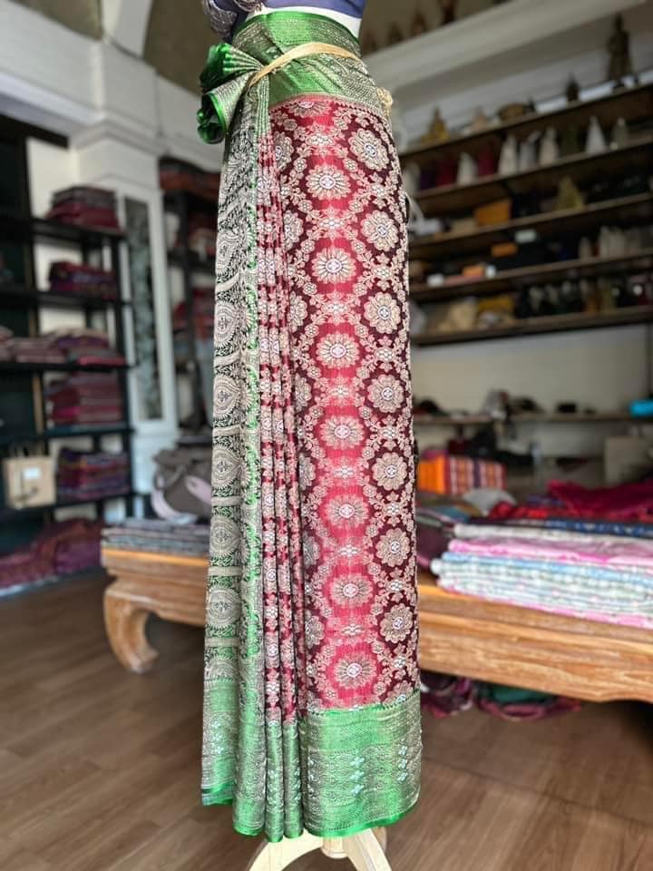 ซิ่น ผ้าปาโตล่า เส้นยืนไหมแท้ ขนาด 112x460ซม. พื้นสีแดง สีเขียว รหัส N9-SIL-GK2