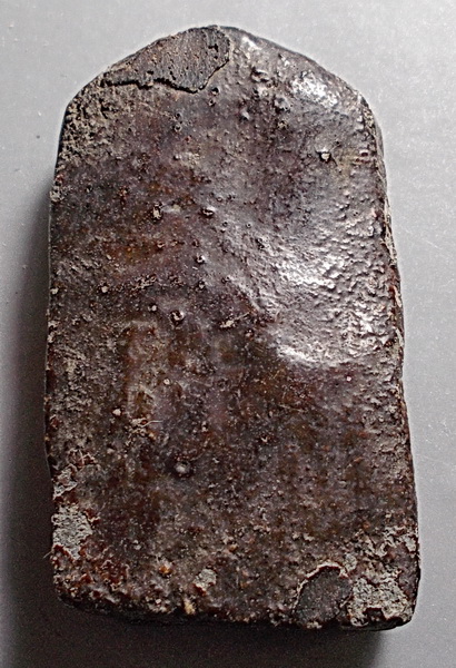 ลพ.พริ้ง วัดบางปะกอก เนื้อผงใบลานจุ่มรัก พิมพ์หนุมานแบกแท่น