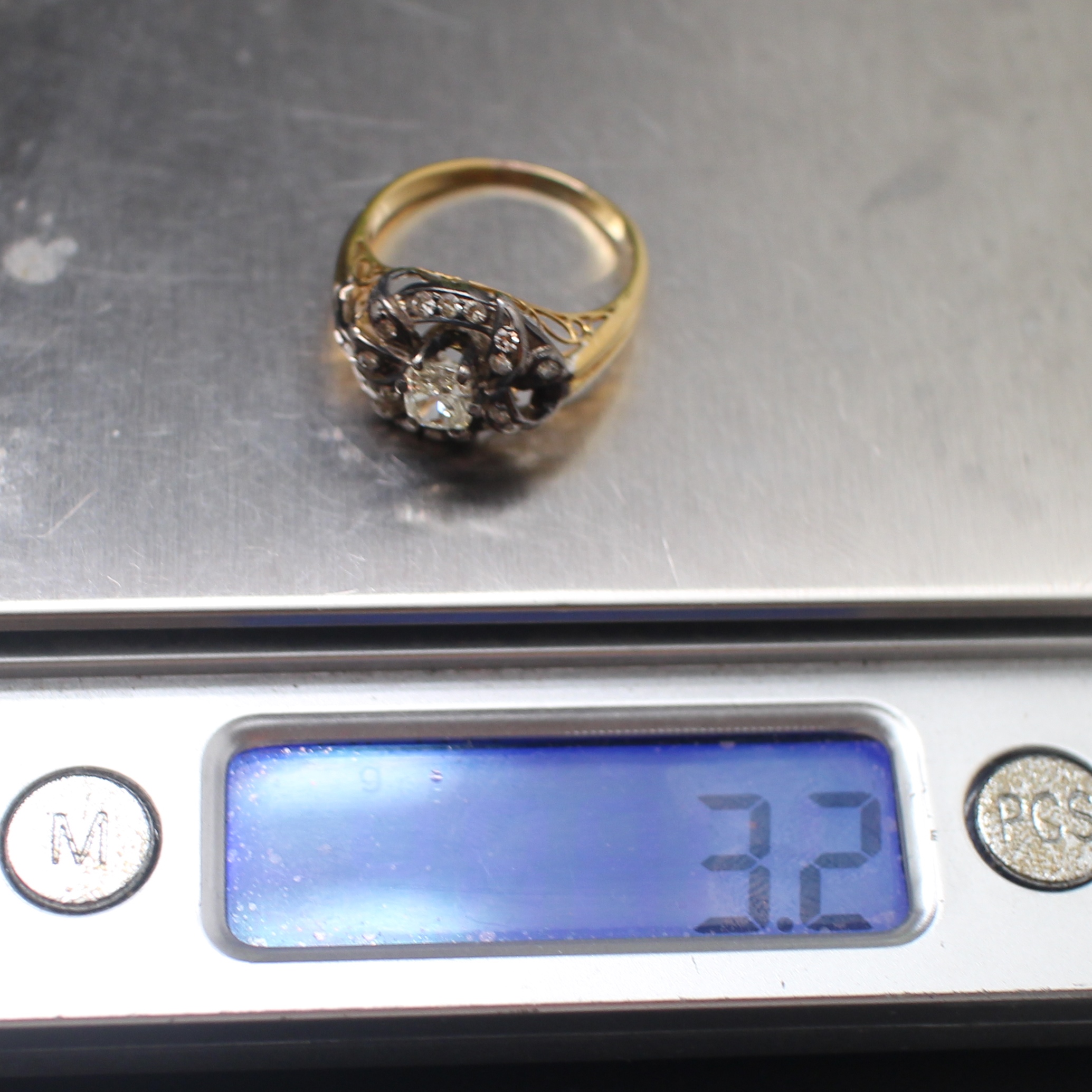 RG250094 แหวนเพชรเหลี่ยมคุชั่น Cushion 51 ตังส์ N-color (90) ล้อมเพชรกุหลาบ งานk2สี นน.รวม 3.2 กรัม ขนาดแหวน 54 มีใบเซอร์