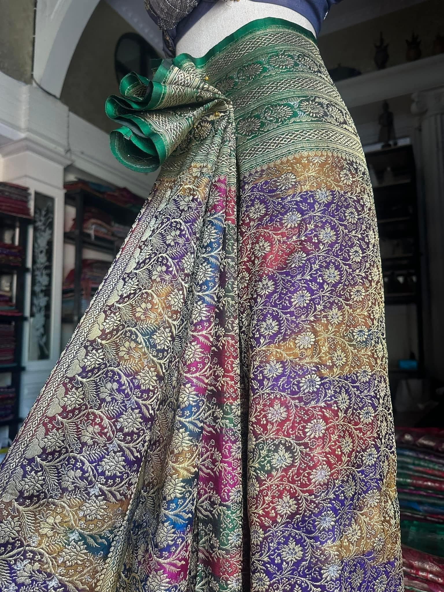 ซิ่น ผ้าปาโตล่า เส้นยืนไหมแท้ ขนาด 112x220ซม พื้นสีเขียว รหัส N9-SIL-1118660937