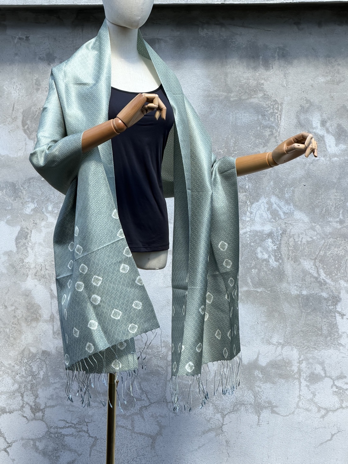 ผ้าคลุมไหล่ไหม ยกดอก มัดย้อม ไล่เฉดสี ขนาด 65x200ซม. สีเขียวไข่กา รหัส ZYE-TT1206681