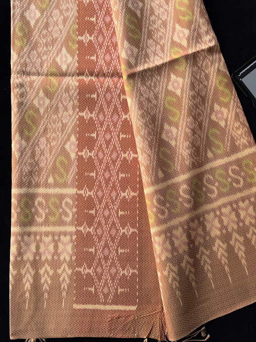 ซิ่น ผ้าไหมมัดหมี่ ทอยกดอก สีธรรมชาติ ขนาด 1x2 เมตร ลายสิริราชพัสตราภรณ์ สีน้ำตาลเทา รหัส PCS-NY-1122682