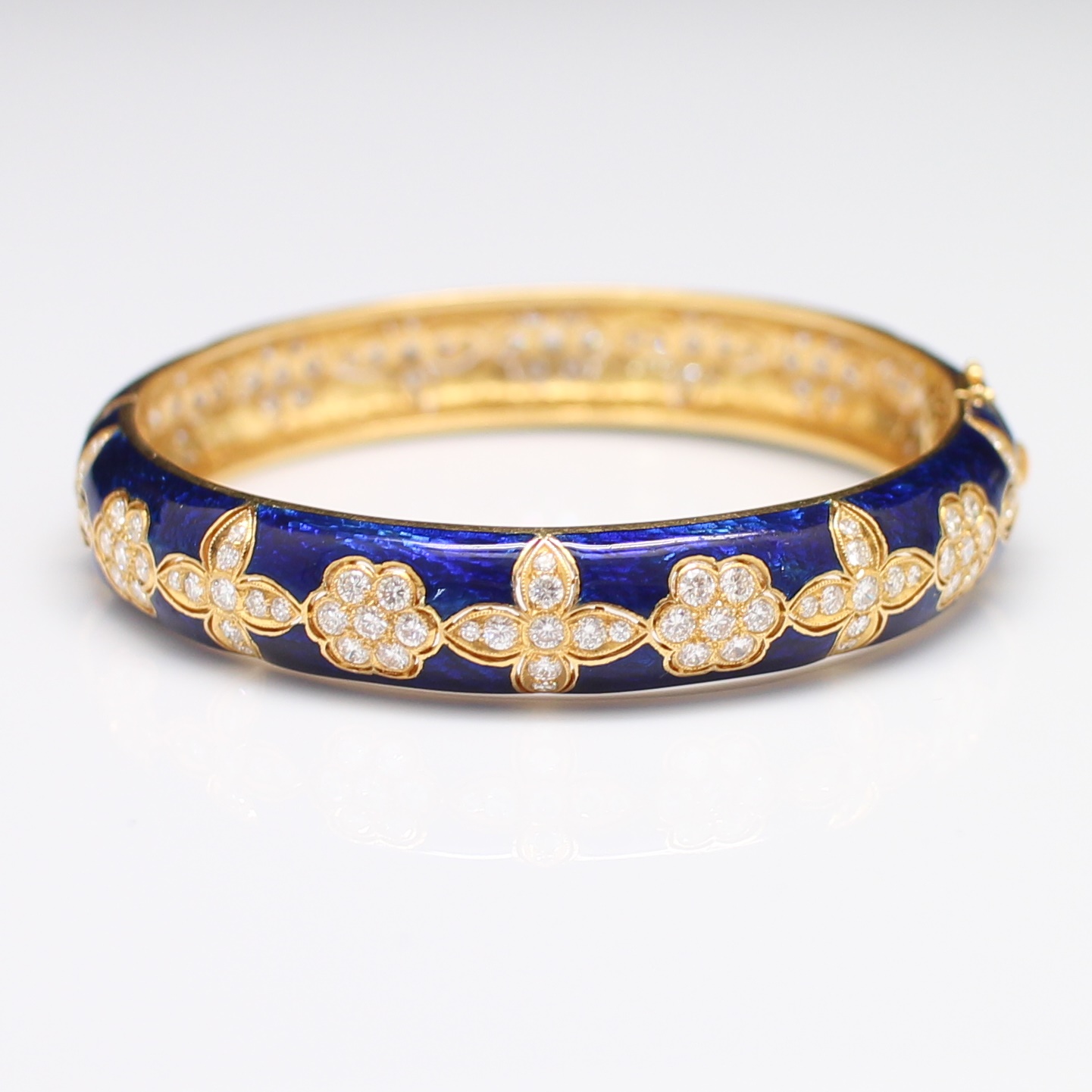 BL25129 กำไลทองลงยาสีน้ำเงิน ประดับเพชรเกสร 3.42 กะรัต ทองแท้ 18k นน.รวม 31.8 กรัม เส้นผ่านศูนย์กลาง 5.2 ซม.