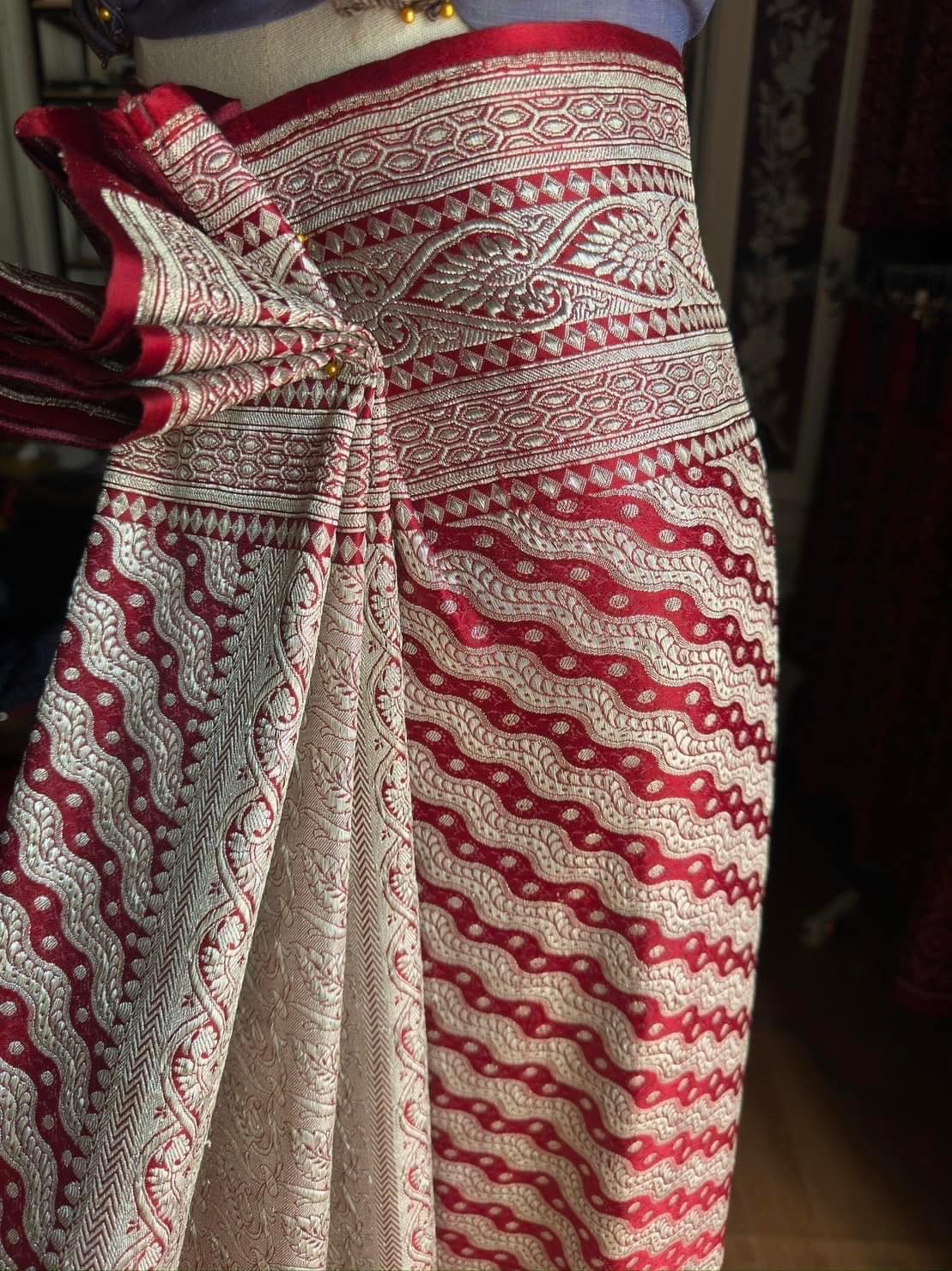 ซิ่น ผ้าปาโตล่า ไหมแท้ มีหน้านาง ขนาด 108x230ซม. พื้นสีแดง รหัส N9-SIL-GN11