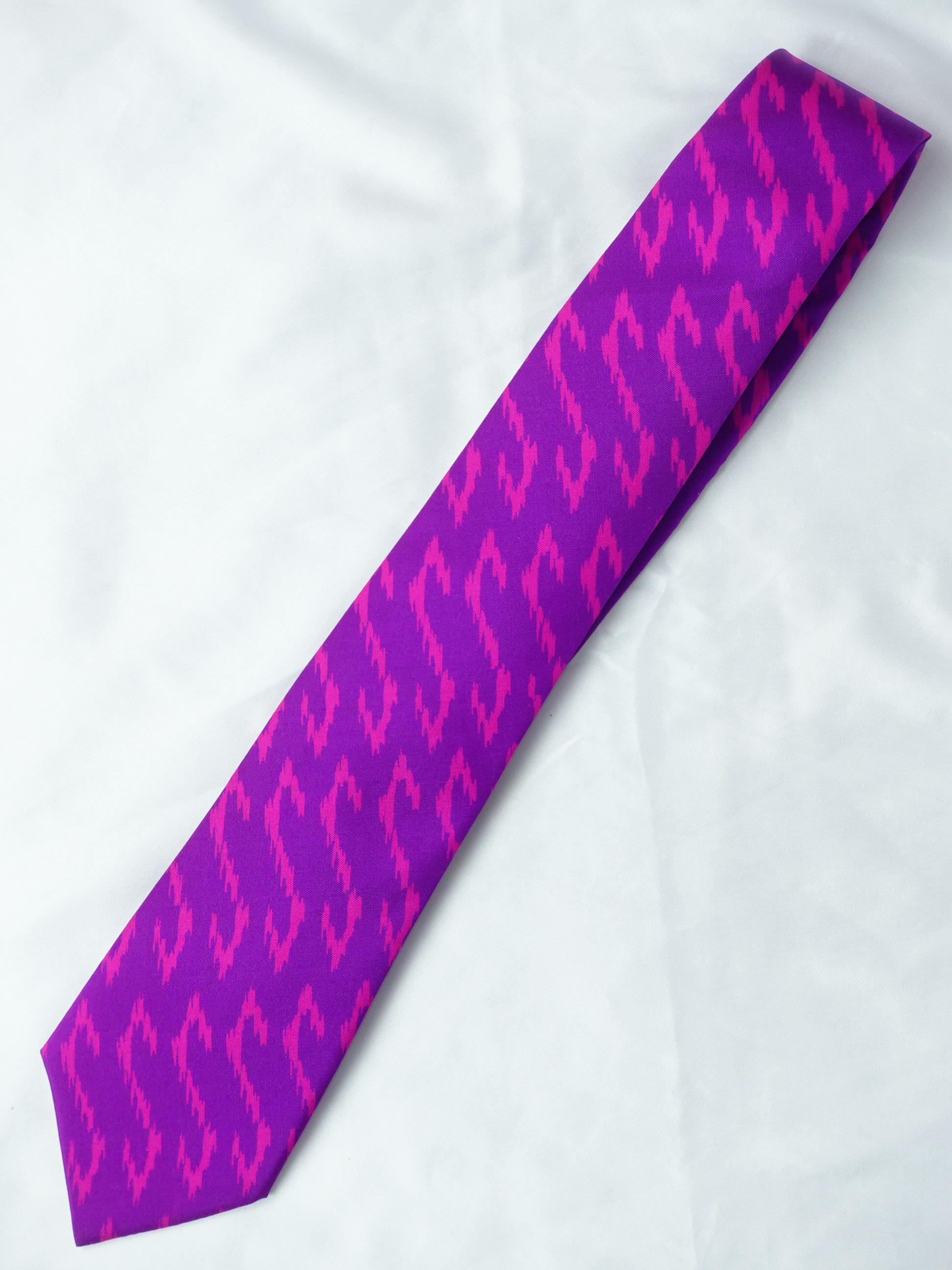 เนคไทผ้าไหมพิมพ์ลาย ลายขอพระราชทาน ขนาดกว้าง 3.0นิ้ว สีม่วงชมพูเข้ม รหัส NB-NY-0124681112