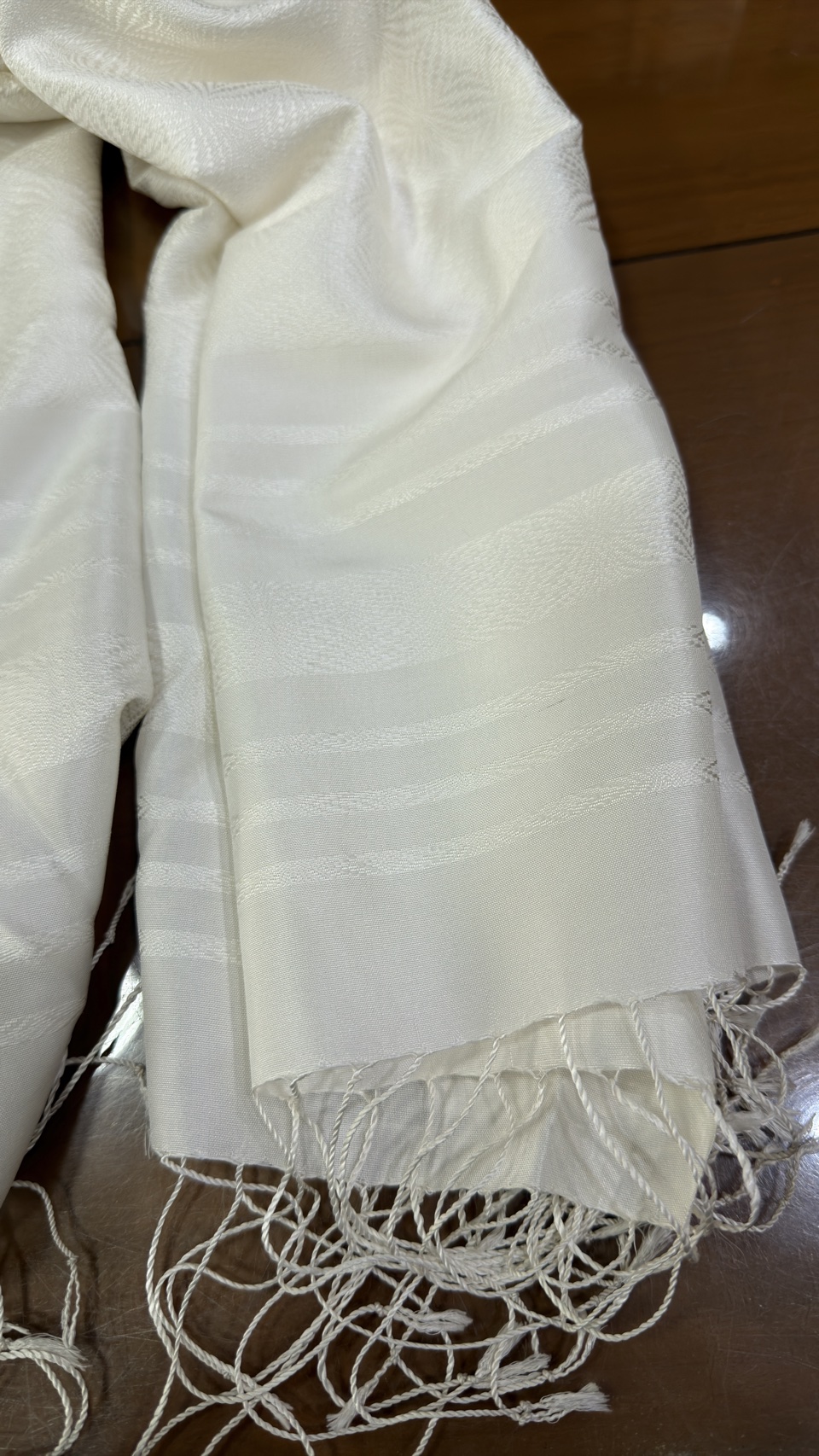 ผ้าคลุมไหล่ผ้าไหม ไหมแท้ ยกดอกลีลาวดี ขนาด 63x200ซม. สีขาว รหัส ZYG-AA-111868171