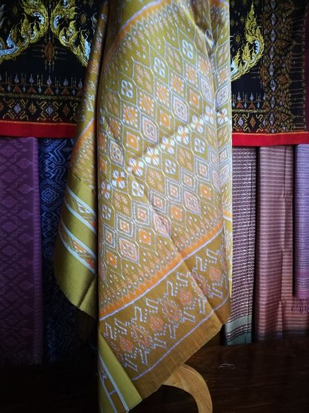 ซิ่น มัดหมี่ 3ตะกอ สีธรรมชาติ ไหมบ้านหมักโคน ขนาด 1x2.15เมตร พื้นสีเหลืองไพร รหัส M3P-NY0118664