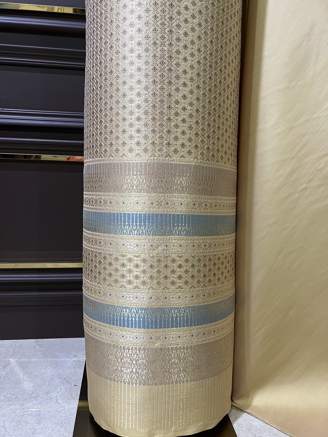 (ผ้าชุด)ผ้าไหมยกดอกลำพูน ขนาด 1.02x4.37เมตร ลายดอกพิกุล พื้นสีเหลือง รหัส N90-29-TR0416