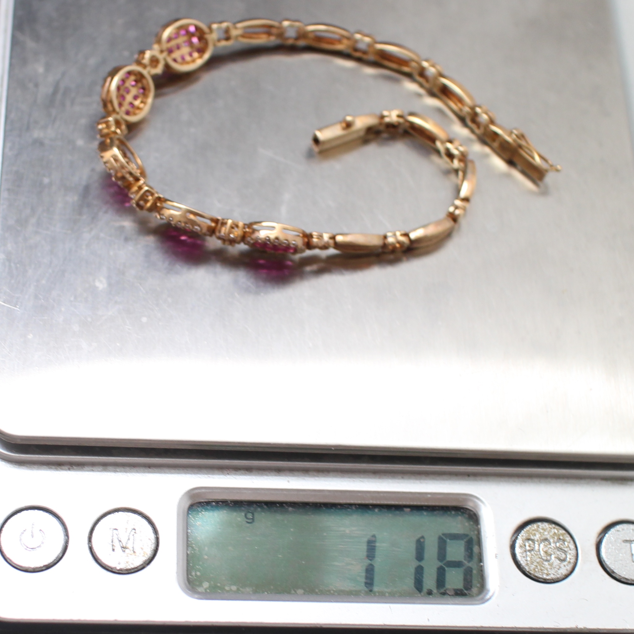 BL25041 สร้อยข้อมือทับทิมเจียรไนล้อมพลอยขาว ทองแท้ 14k นน.รวม 11.8 กรัม ยาว 18 ซม. ทับทิมสีหวานมาก