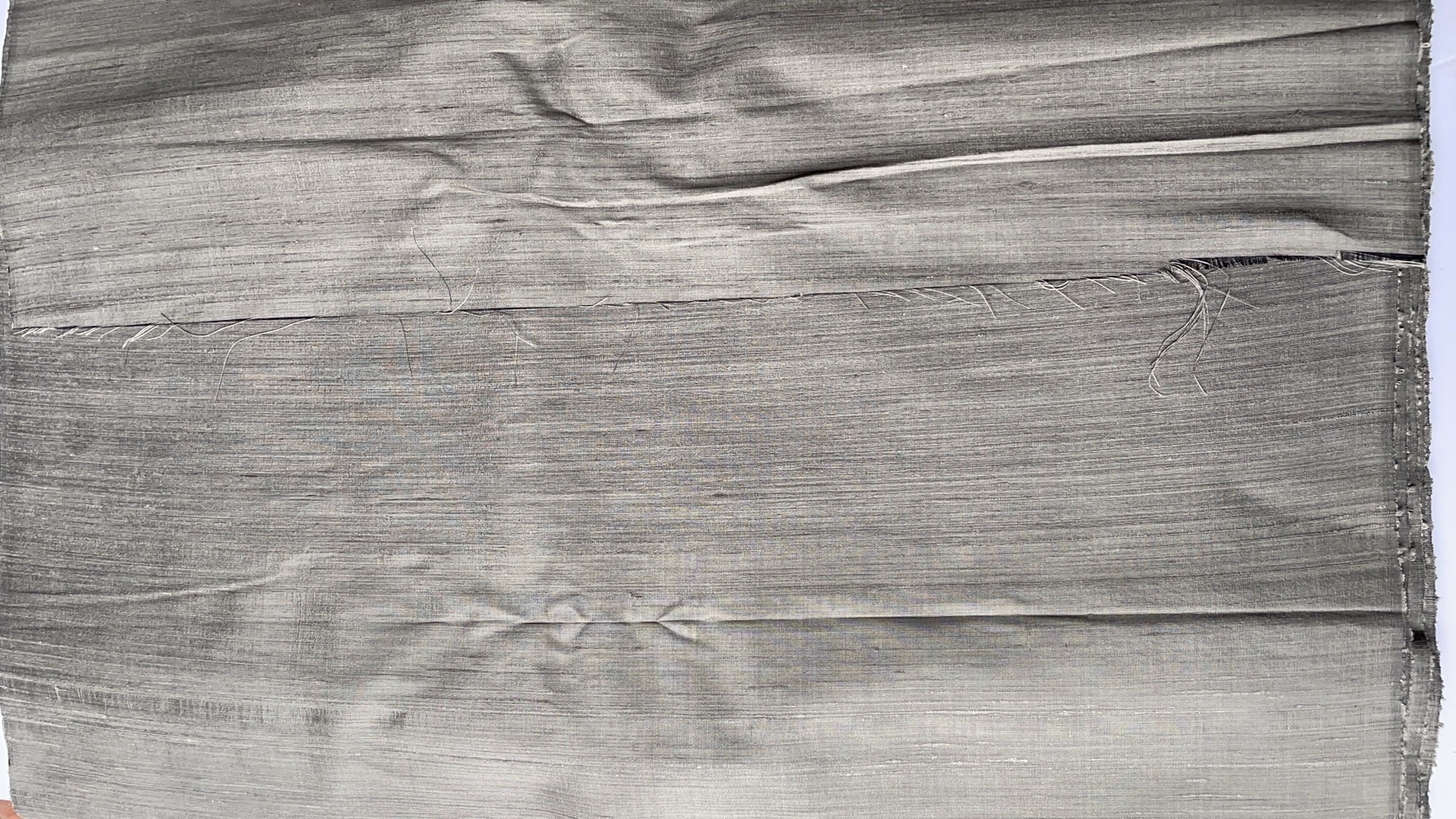 ผ้าไหมสีพื้น ไหมลืบเนื้อหยาบหนา ไหมแท้มีขี้ไหม สีเทา (ราคาต่อเมตร) รหัส D-76-P4429