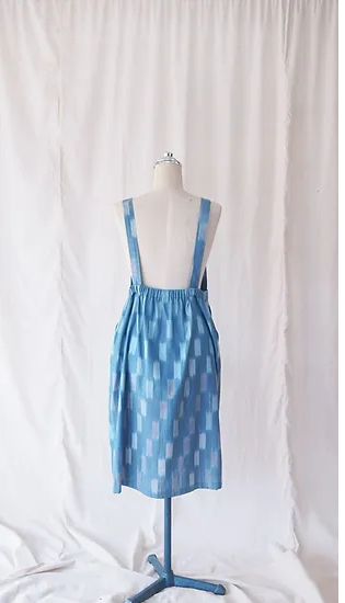 เอี๊ยมกระโปรงผ้าไหมมัดหมี่ ตัดสำเร็จ เฉดสีฟ้า รหัส WR-SKU102158