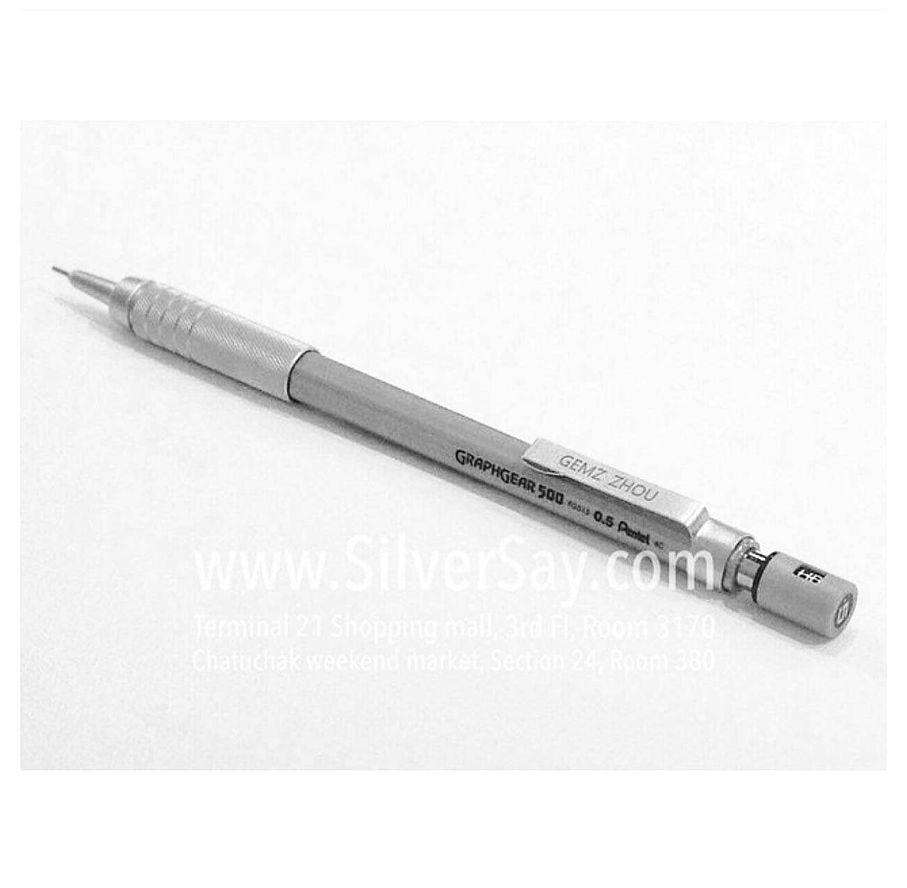สลักชื่อ "GEMZ ZHOU" บนดินสอกด Pentel