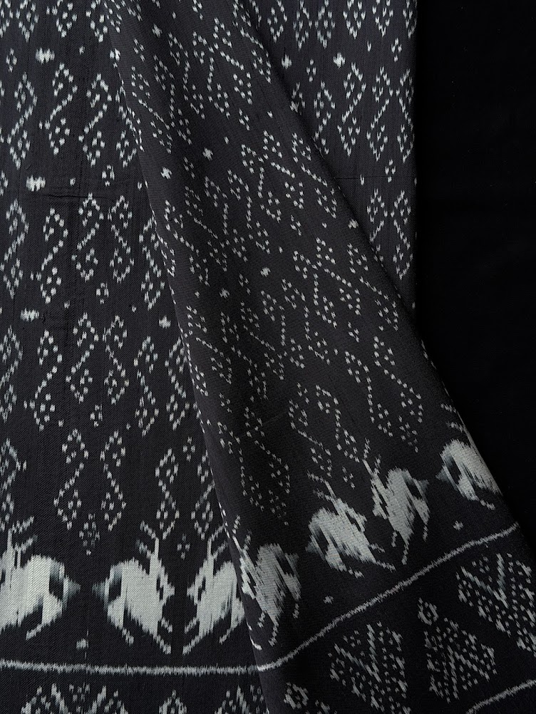 ซิ่น ผ้าไหมมัดหมี่ 3ตะกอ ขนาด 1x2 เมตร ลายขอพระราชทาน สีดำ รหัส PCS-NY-11226821