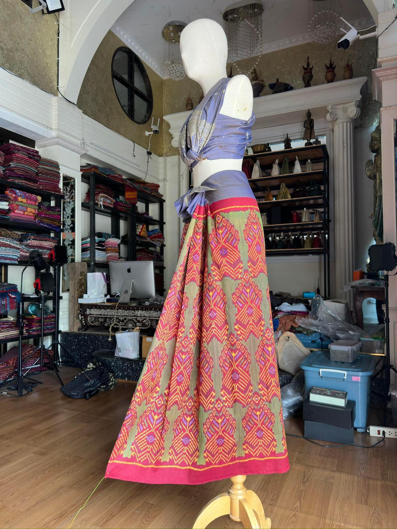 ซิ่น ไหมมัดหมี่รุ่นพิเศษ งานทอ 3ตะกอ ขนาด 115x160ซม สีแดง รหัส N9-SIL-JA2