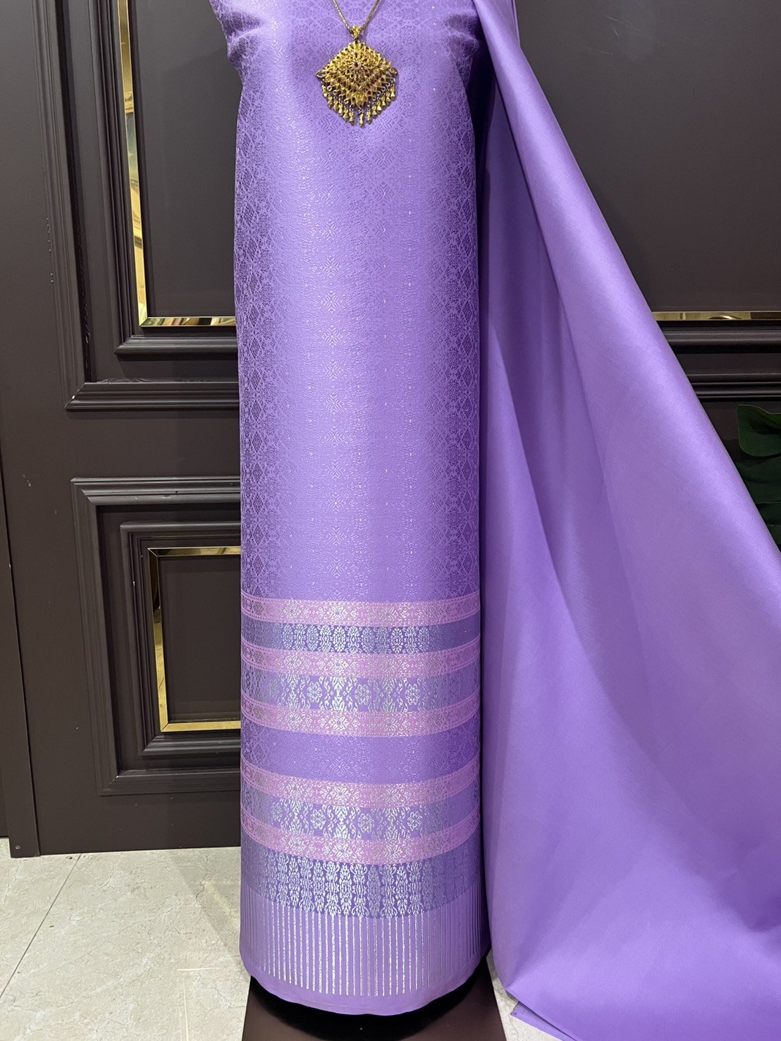 (ผ้าชุด)ผ้าไหมยกดอกลำพูน ยกใหญ่ดอกดิ้นเงิน ขนาด 1.02x4.37เมตร ลายแววมยุรา พื้นสีม่วง รหัส N90-29-TR0531