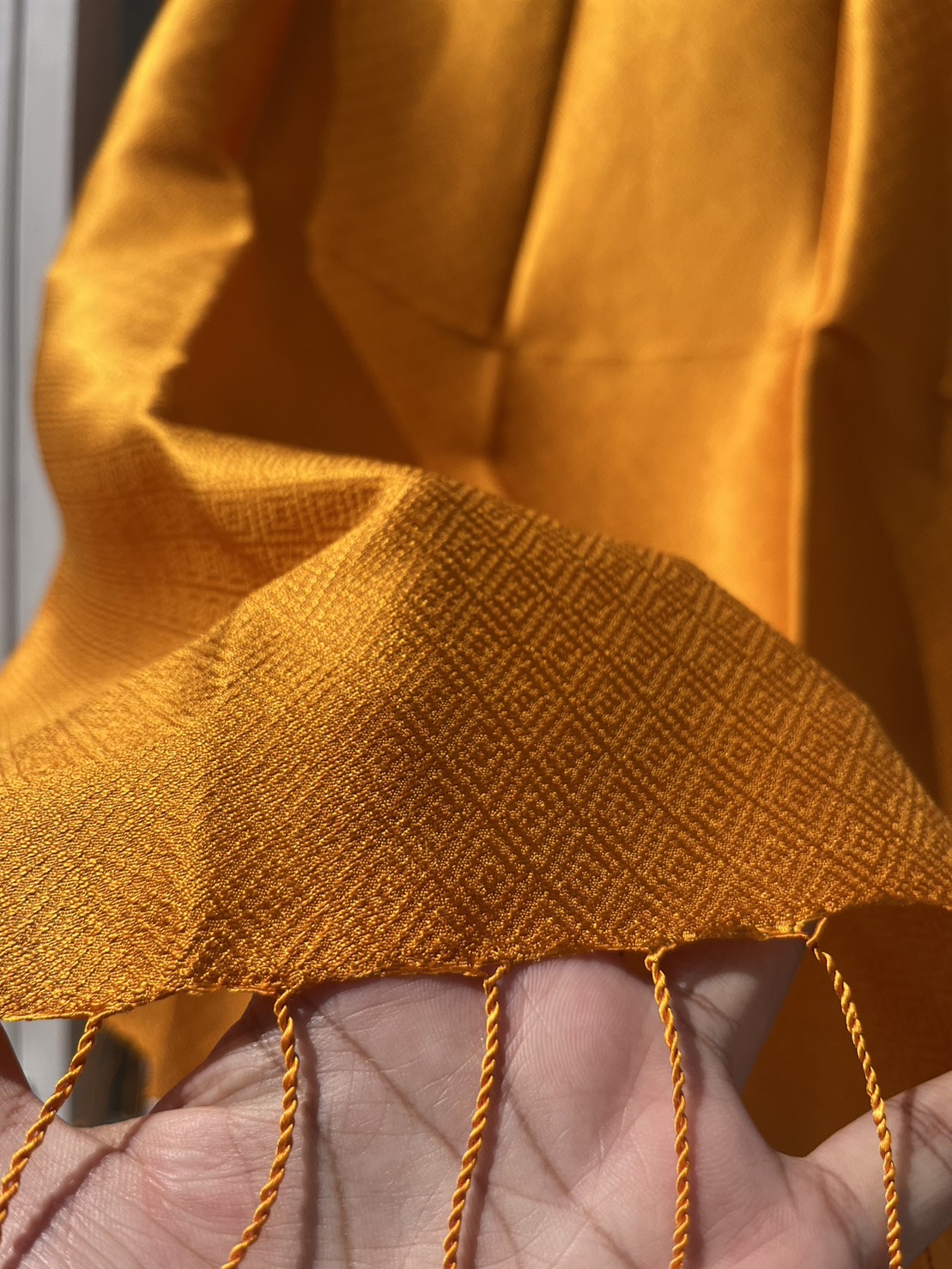 ผ้าคลุมไหล่ผ้าไหม+พร้อมกล่อง สำหรับพระสงฆ์ ไหมแท้ ทอยอกดอก ลูกแก้ว ขนาด 60x200ซม. (รวมครุย) สีเหลืองราช รหัส ZYB-NY0516661