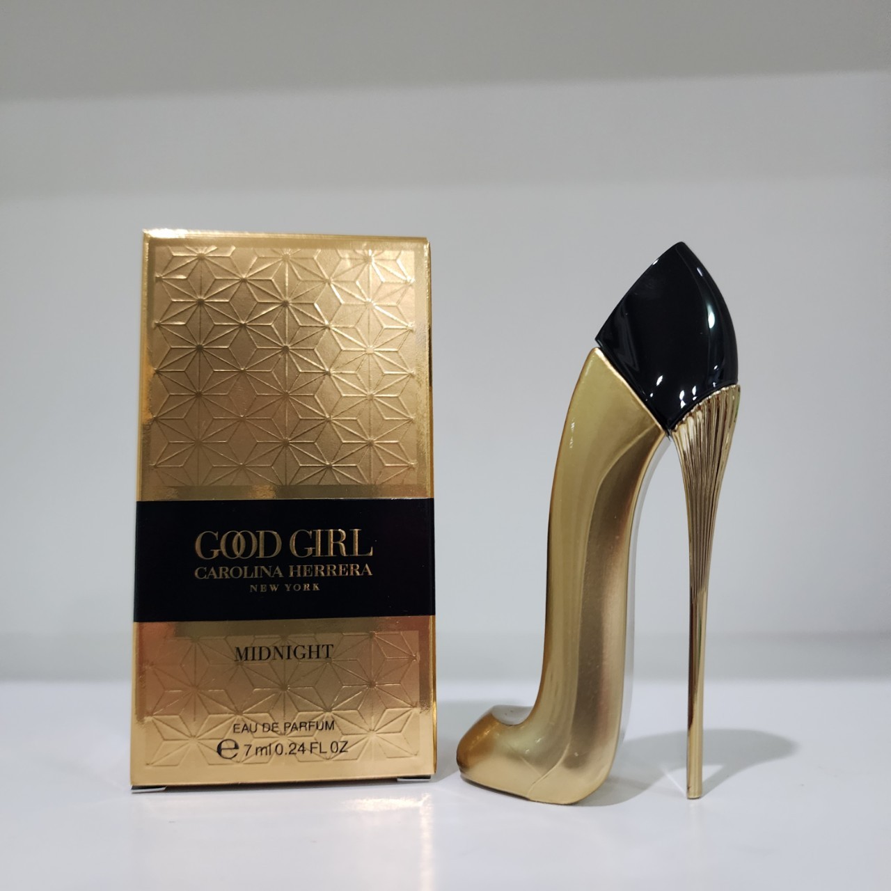 น้ำหอมจิ๋วมินิ Carolina Herrera Good Girl Midnight (EAU DE PARFUM) 7mlแบบแต้มมีกล่อง ( Mini Perfume น้ำหอมขนาดพกพา) น้ำหอมจิ๋วมินิ ขวดน่ารัก ตั้งโชว์ก็สวย พกพาก็สะดวก หัวแต้มตามจุดชีพจร