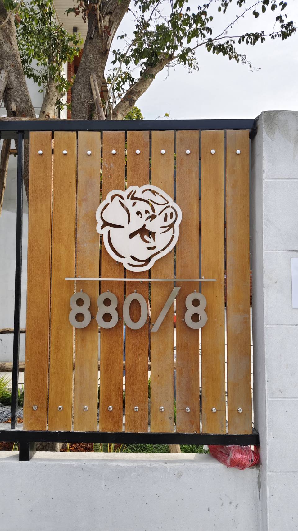 อักษรเเสตนเลสเงิน บ้านเลขที่ 880/8 + โลโก้หมู