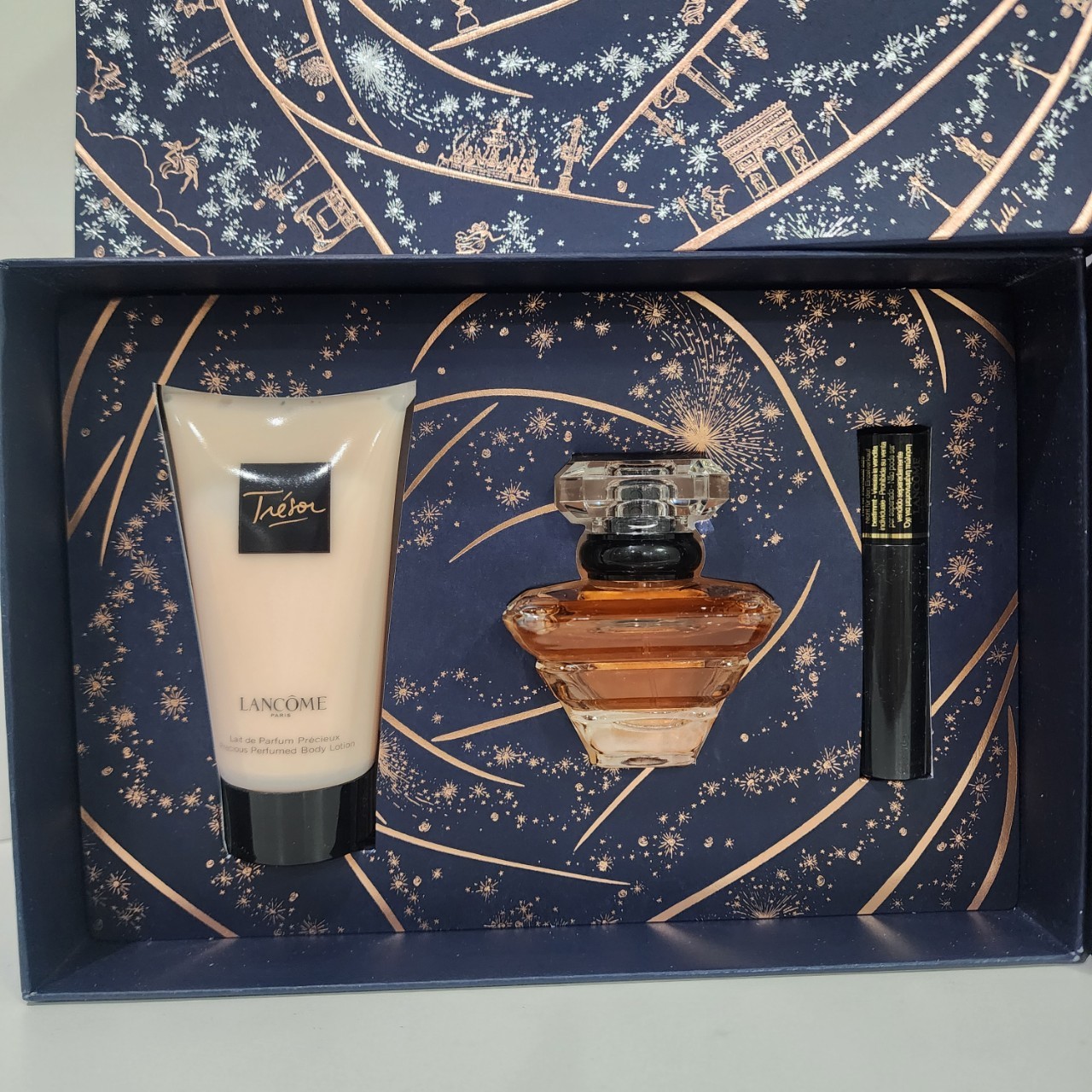 น้ำหอมแท้ Lancome Tresor EDP 30ml Holiday Set 2024 ชุดเซ็ตประกอบด้วย 1. น้ำหอม 30ml 2. Body Lotion 50ml 3. Mini Mascara 2ml "ชุดเซ็ตน้ำหอม