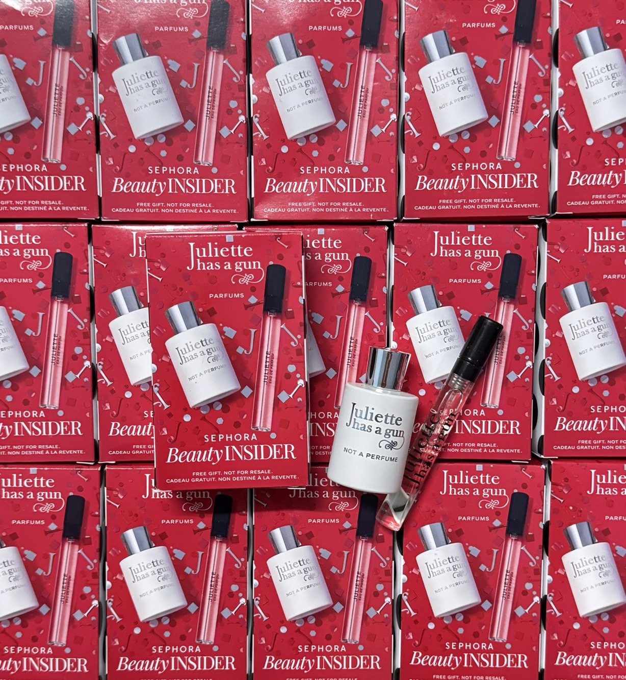 น้ำหอมจิ๋วมินิ Juliette Has A Gun Set (มีกล่อง) ในชุดประกอบด้วย - Not A Perfume 8ml ขวดจิ๋ว - Juliette 5ml ขวดเสปรย์ ( Mini Perfume น้ำหอมขนาดพกพา) น้ำหอมจิ๋วมินิแบบทดลองแบบสเปรย์ พกพาก็สะดวกใช้ฉีดตามจุดชีพจร