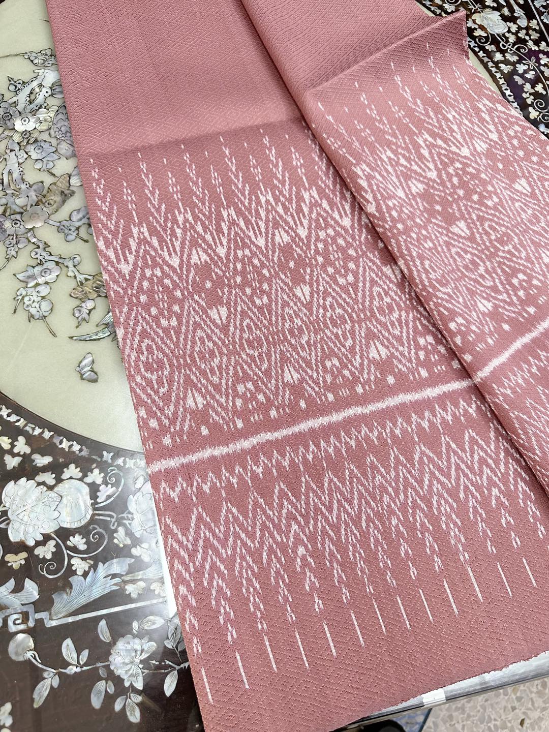 (ผ้าชุด)ผ้าไหมมัดหมี่ยกดอก 6ตะกอ (ผ้าลาย 2เมตร+สีพื้น 2เมตร) สีเฉดสีโอวัลตินโอลโรส รหัส L8A-ST-12141455