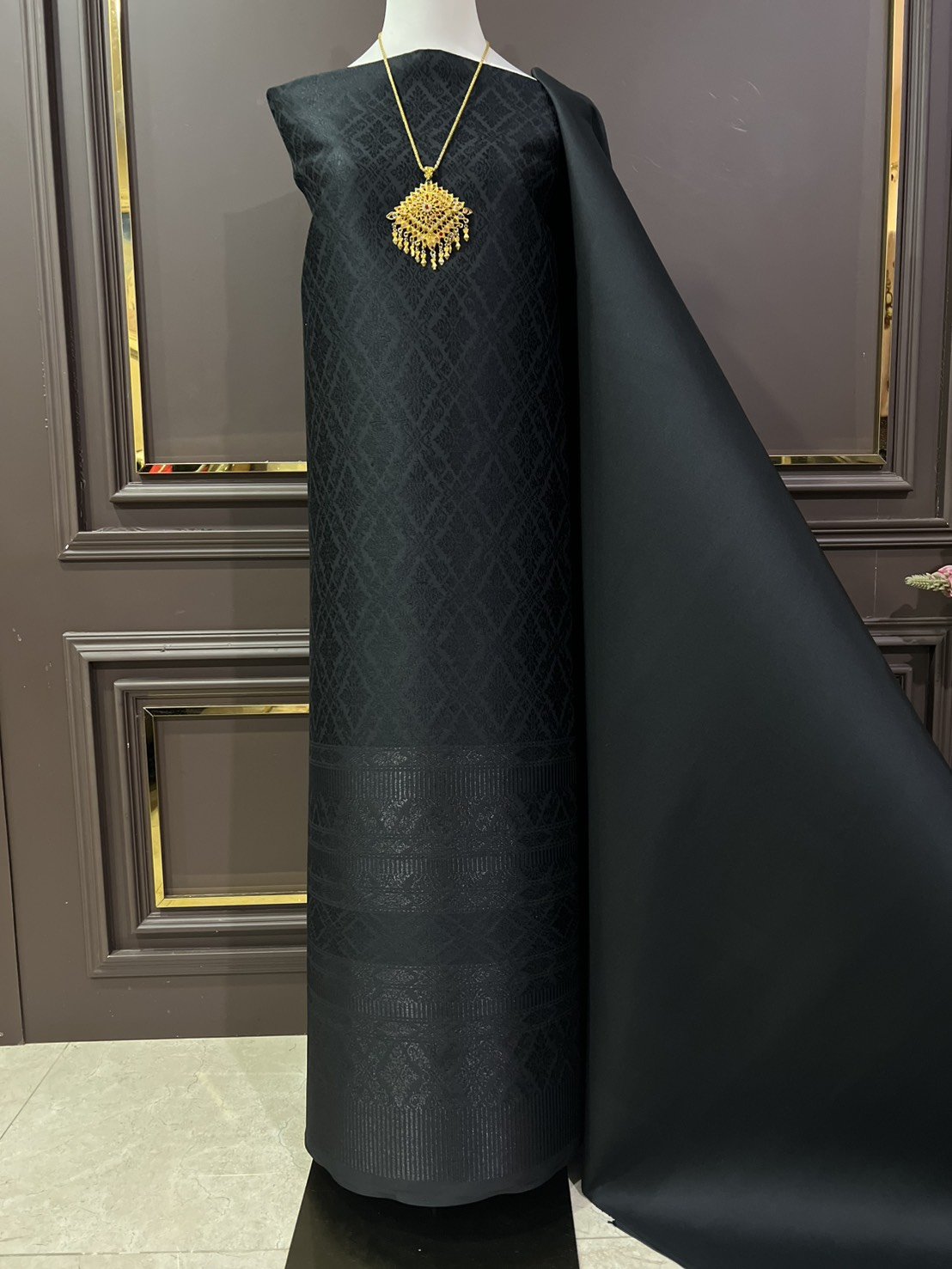 (ผ้าชุด)ผ้าไหมยกดอกลำพูน เกาะเชิงดิ้นดำ ขนาด 1.02x4.50เมตร ลายราชสำนัก พื้นสีดำ รหัส N90-29-TR0564