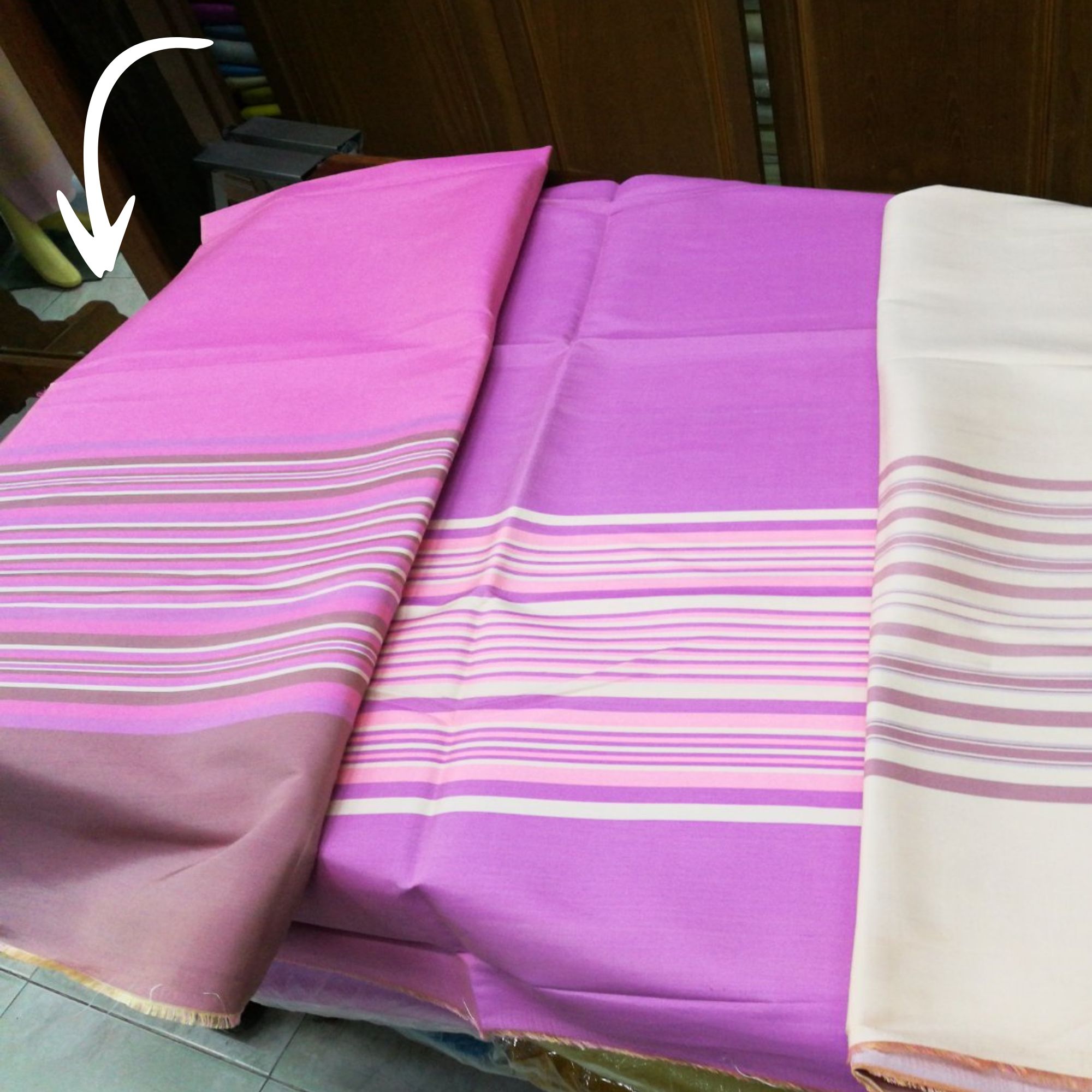 (ผ้าชุด)ไหมมัดหมี่ สองตะกอ ไหมแท้ (ผ้าลาย2หลา+สีพื้น2หลา) สีชมพูเข้ม รหัส M2B-NY1709652