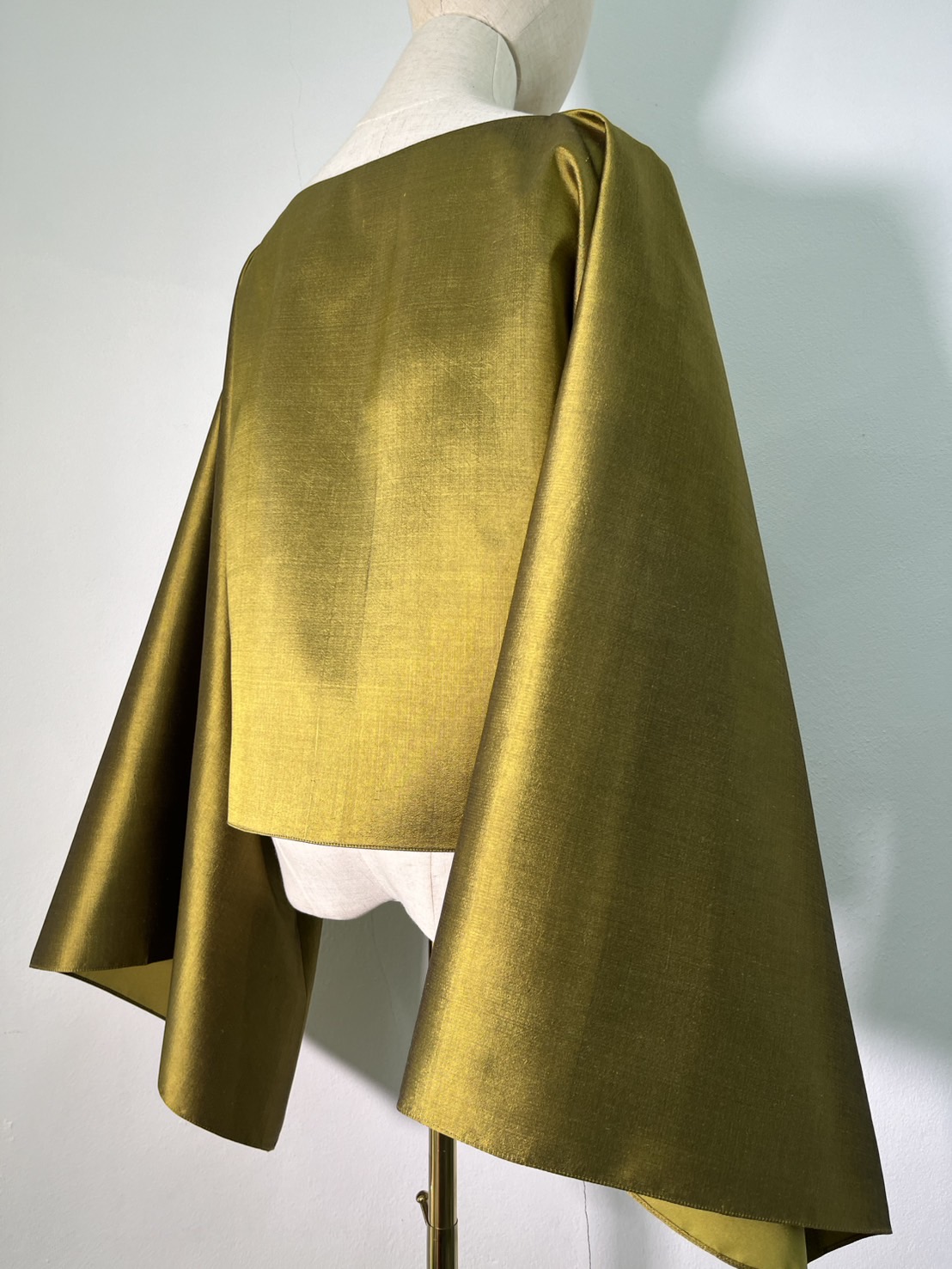 แบบตัด เสื้อผ้าไหม (ไม่รวมผ้า) ตามแบบ รหัส CUT-ARW-1121671