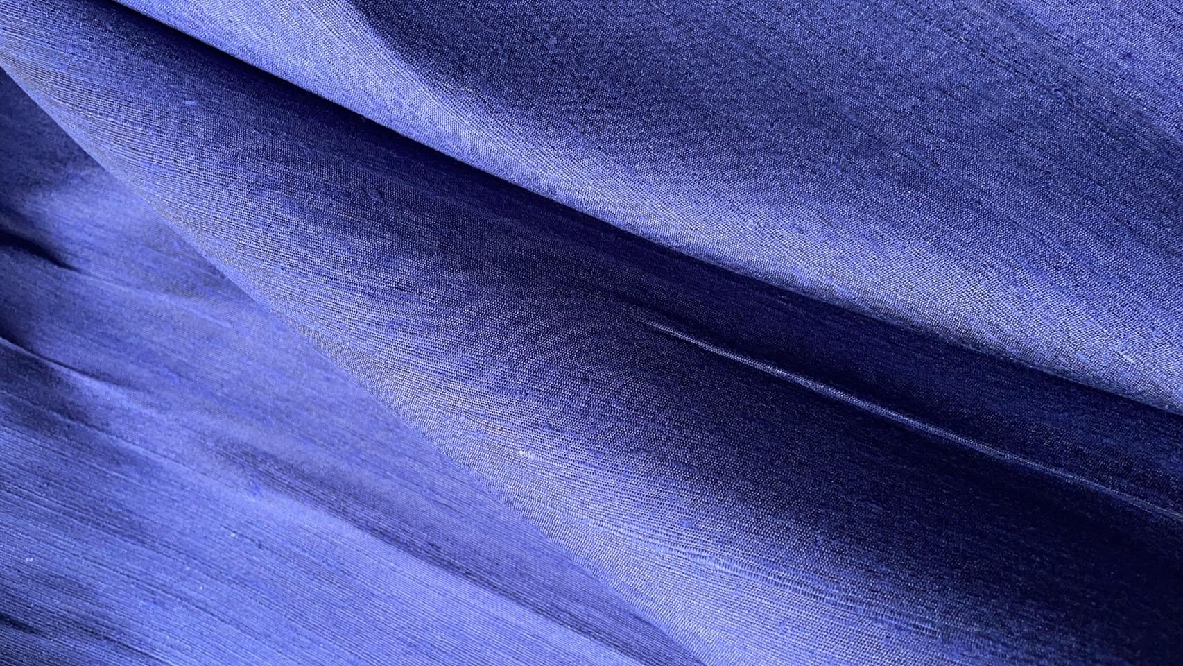 ผ้าไหมสีพื้น ไหมลืบเนื้อหยาบหนา ไหมแท้มีขี้ไหม สีม่วงน้ำเงินเข้ม (ราคาต่อเมตร) รหัส D-76-P4425