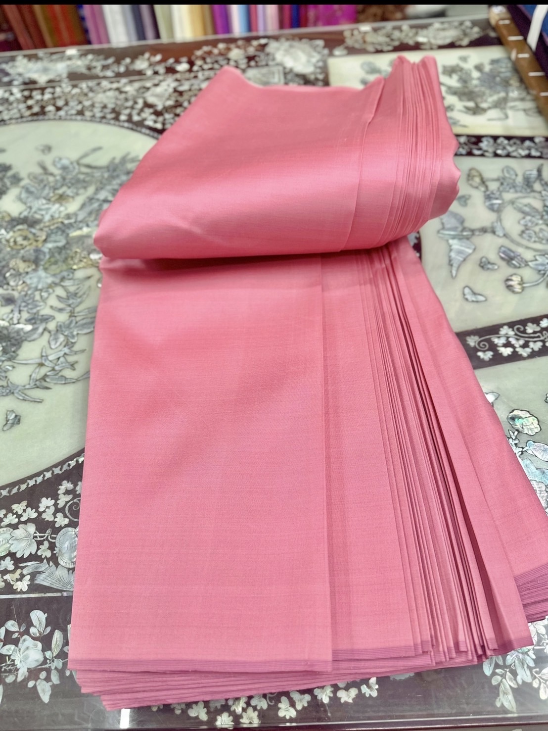 ผ้าไหมสีพื้น เนื้อเรียบ ไหมแท้ 2เส้น เฉดสีชมพูโอลโรส (ราคาต่อหลา) รหัส C-40113