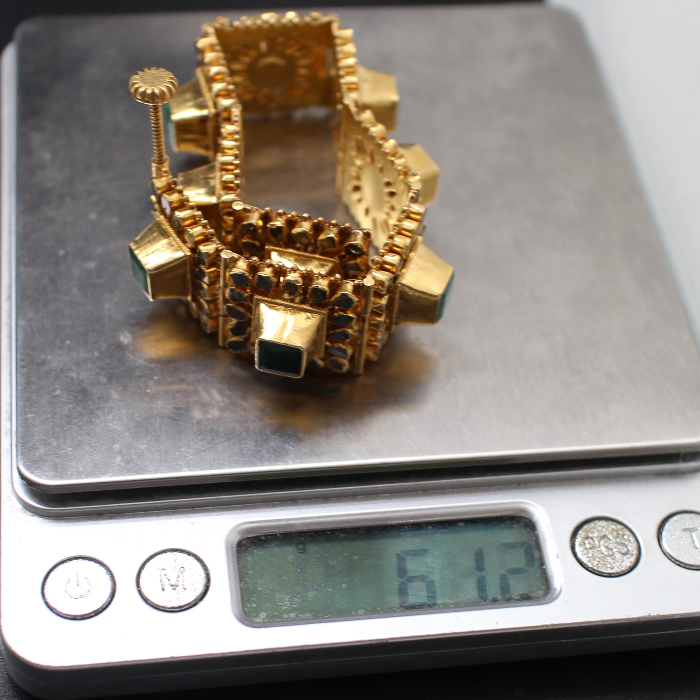 BL25040 สร้อยข้อมือเพชรซีกยอดมรกต ทองแท้ 90% นน.รวม 61.2 กรัม ยาว 17.5 ซม. งานเก่า สวยสภาพดีมาก