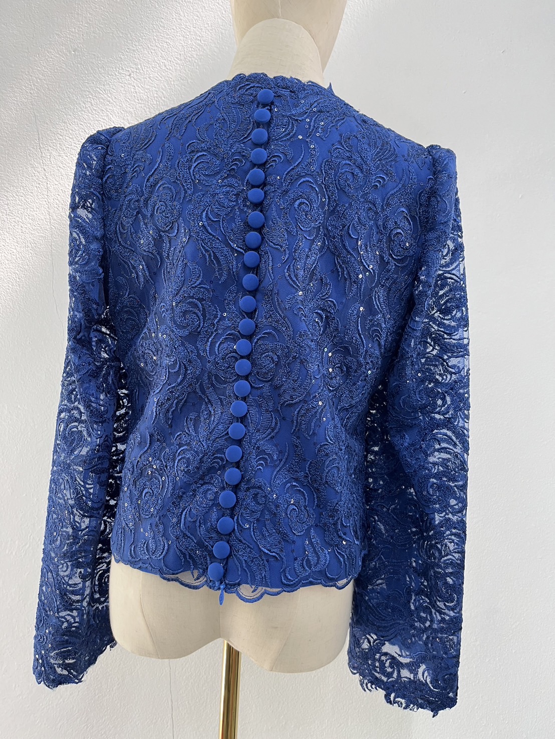 แบบตัด เสื้อผ้าไหมลายลูกไม้ (ไม่รวมผ้า) ตามแบบ chobmai x ARW รหัส CUT-ARW-1110567