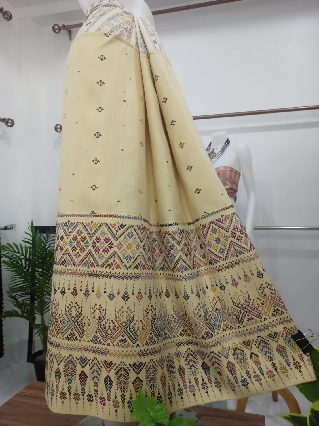 ซิ่น ผ้าไหมต่อเชิงแพรวา เย็บถุง ขนาด 1x2เมตร สีเหลืองงาช้าง รหัส P-PT-0818681