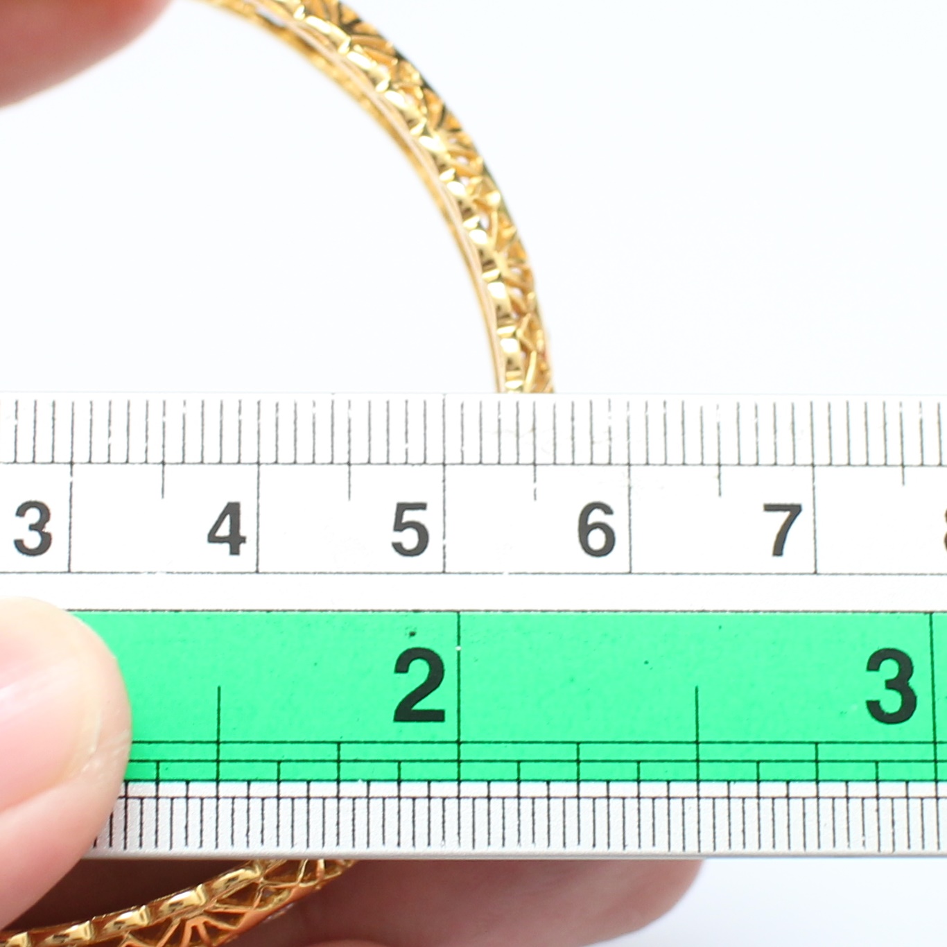 BL25126 กำไลเพชรฉลุลาย เพชรแท้ 22 เม็ด 1.10 กะรัต ทองแท้ 90% นน.รวม 20.8 กรัม เส้นผ่านศูนย์กลาง 5.3 ซม.