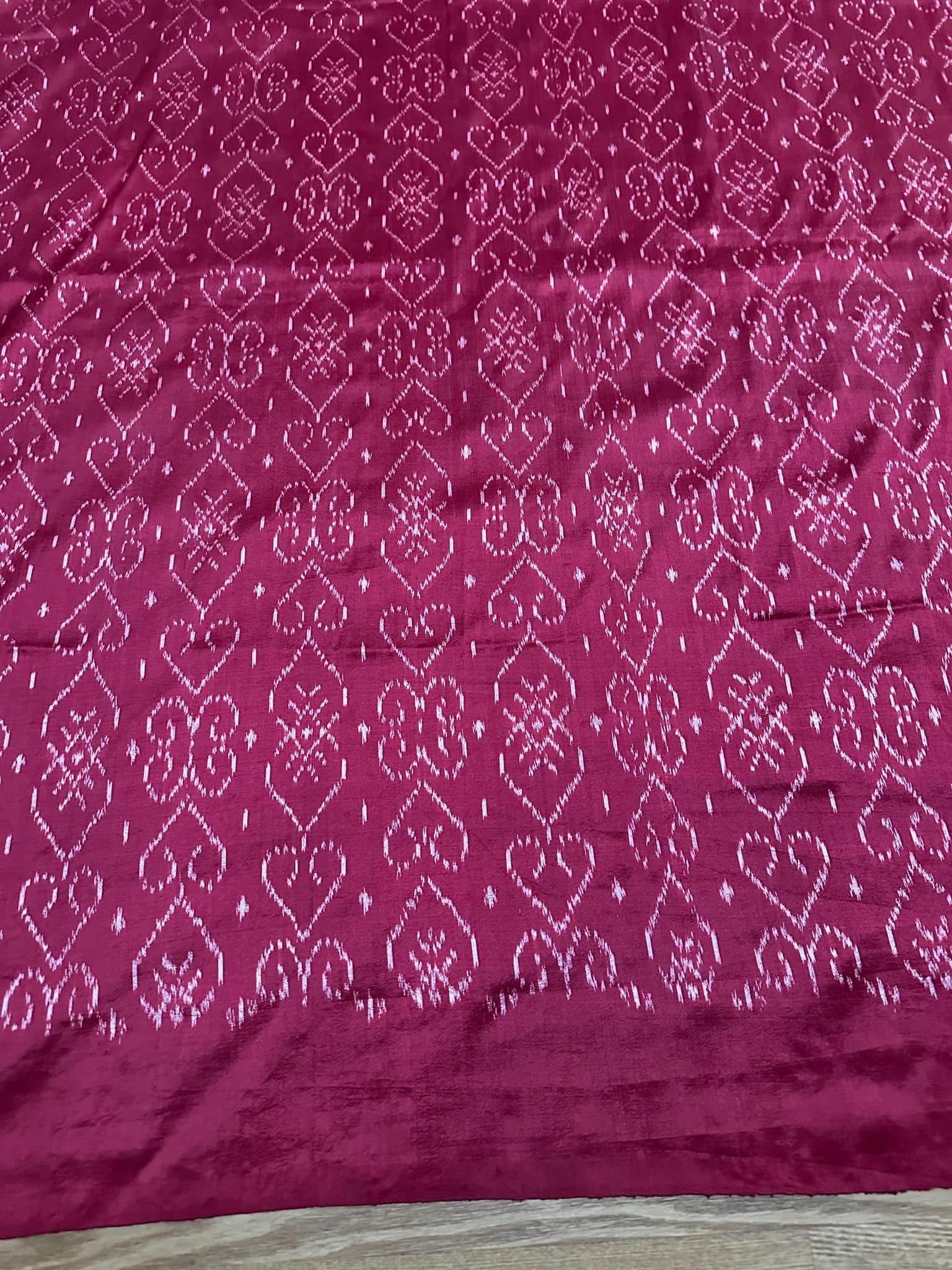 ซิ่น ไหมมัดหมี่ ผ้าปาโตล่า ขนาด 120x230ซม. ท้องผ้าสีแดง รหัส N9-SIL-051768A28