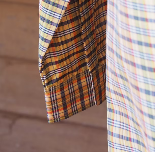 เสื้อเชิ้ตแขนยาว ผ้าไหมลายสก๊อต สีเทาสลับสีเหลืองไข่ รหัส DN-CT-SKU100860