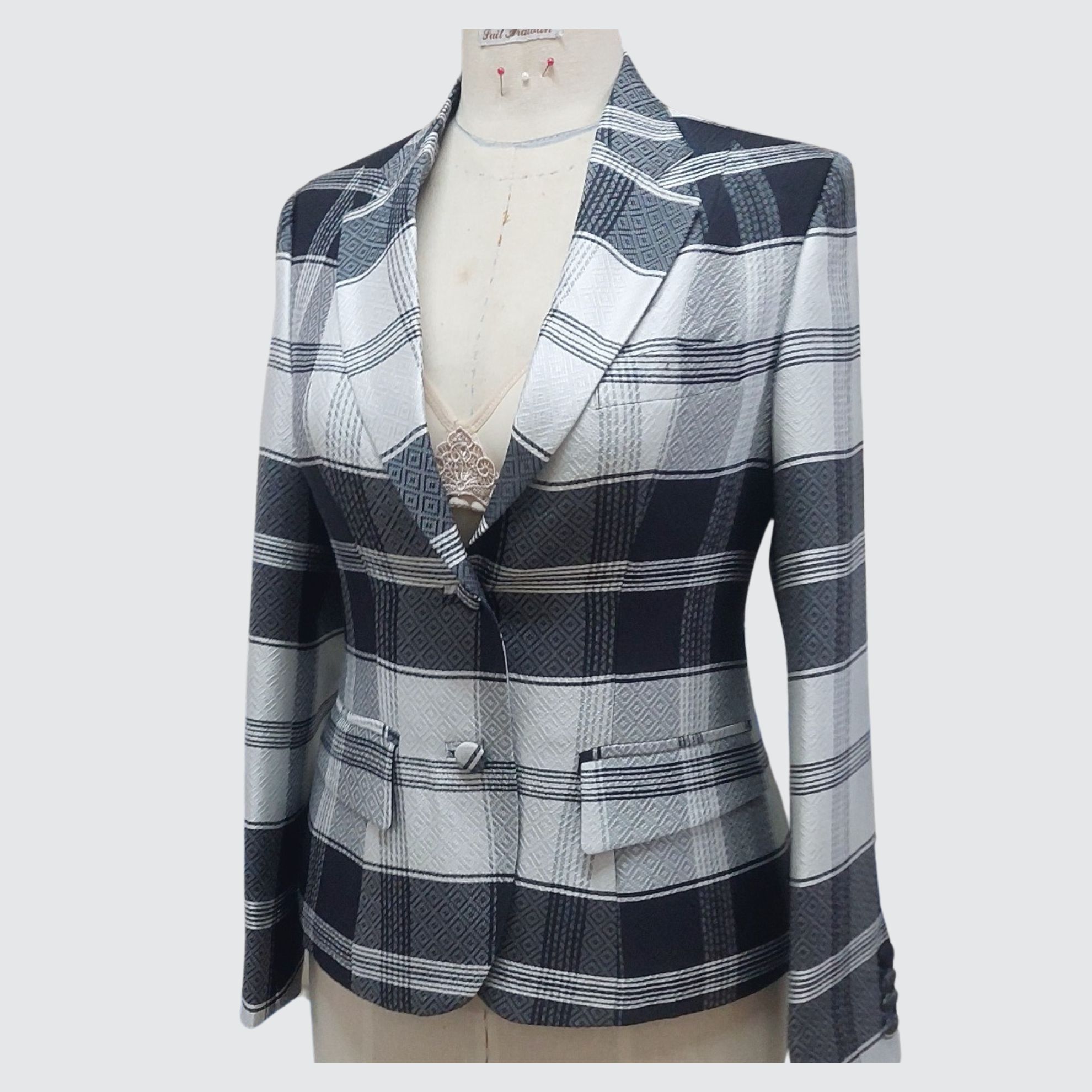 สูทหญิงแขนยาว ตัดเย็บจากผ้าไหมโสร่ง ไหมแท้ 100% | ตัดเย็บตามรูปร่าง | เลือกผ้า ส่งไซส์ได้