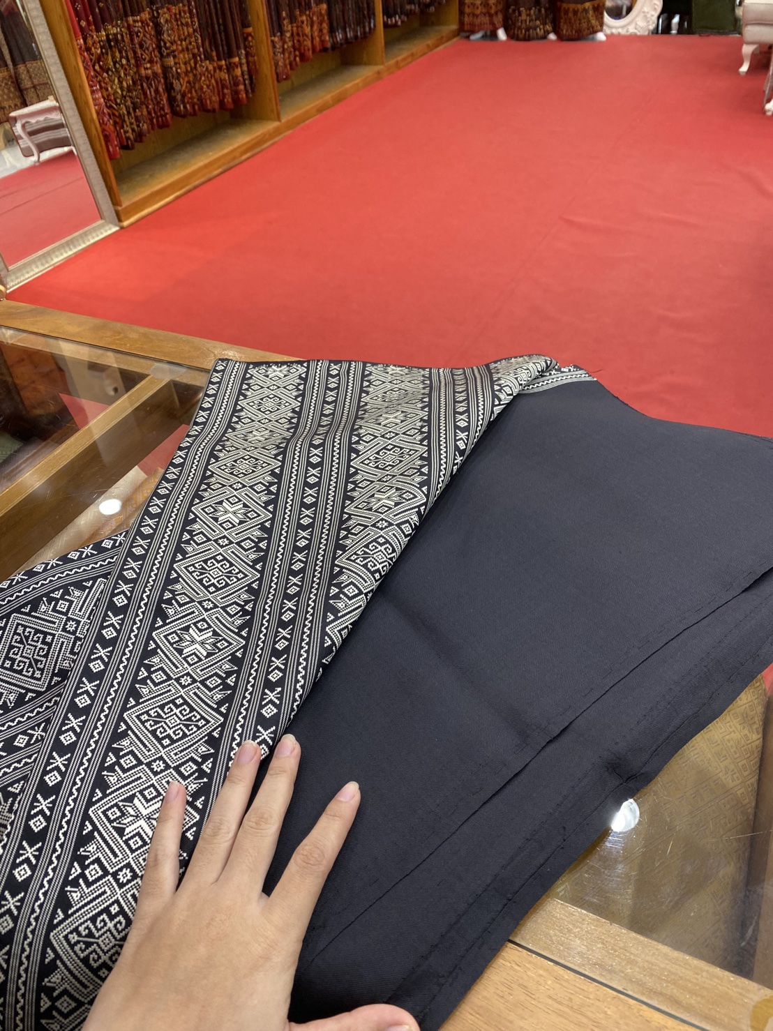 (ผ้าชุด)ไหมแพรวา ตัดชุดลายล่วง ขนาด 63x500ซม (ลาย 2.3เมตร+สีพื้น 2.7เมตร) พื้นสีดำ รหัส P10-BM-09256811